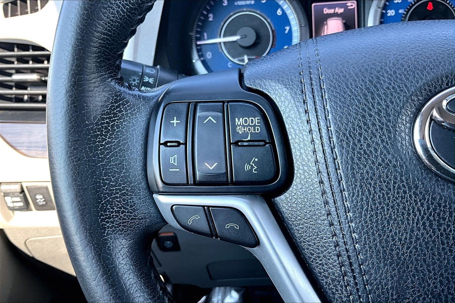 Used 2018 Toyota Sienna XLE w/ Protection Package AWD/4WD image 17