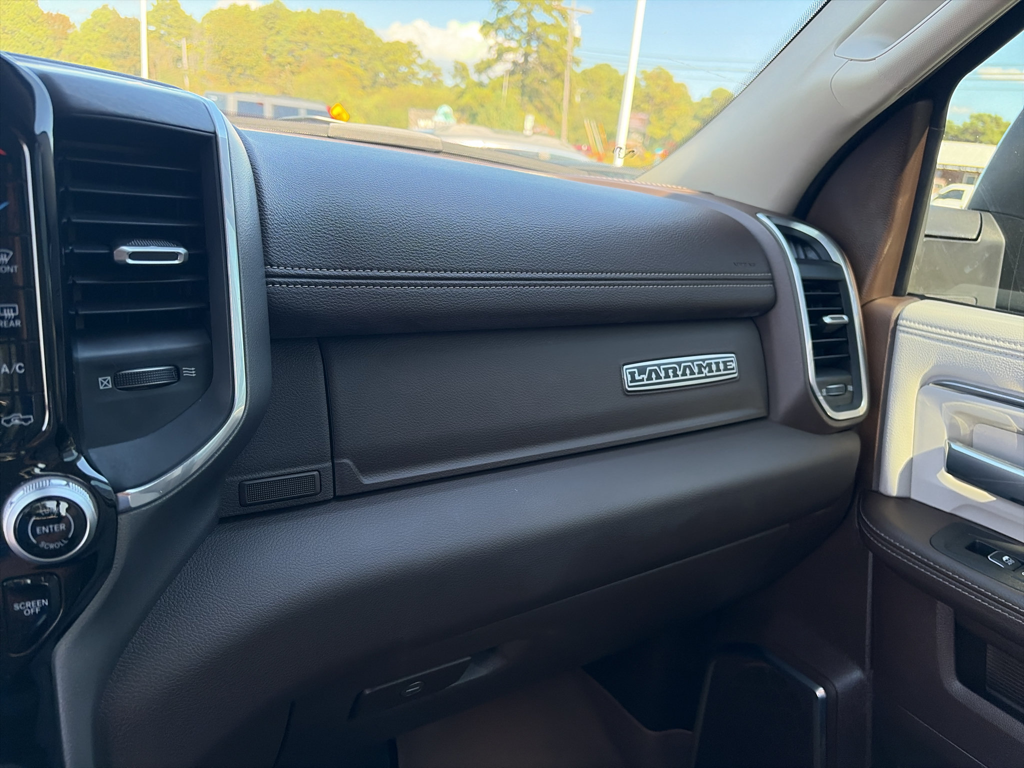 Used 2025 RAM 3500 Laramie AWD/4WD image 25