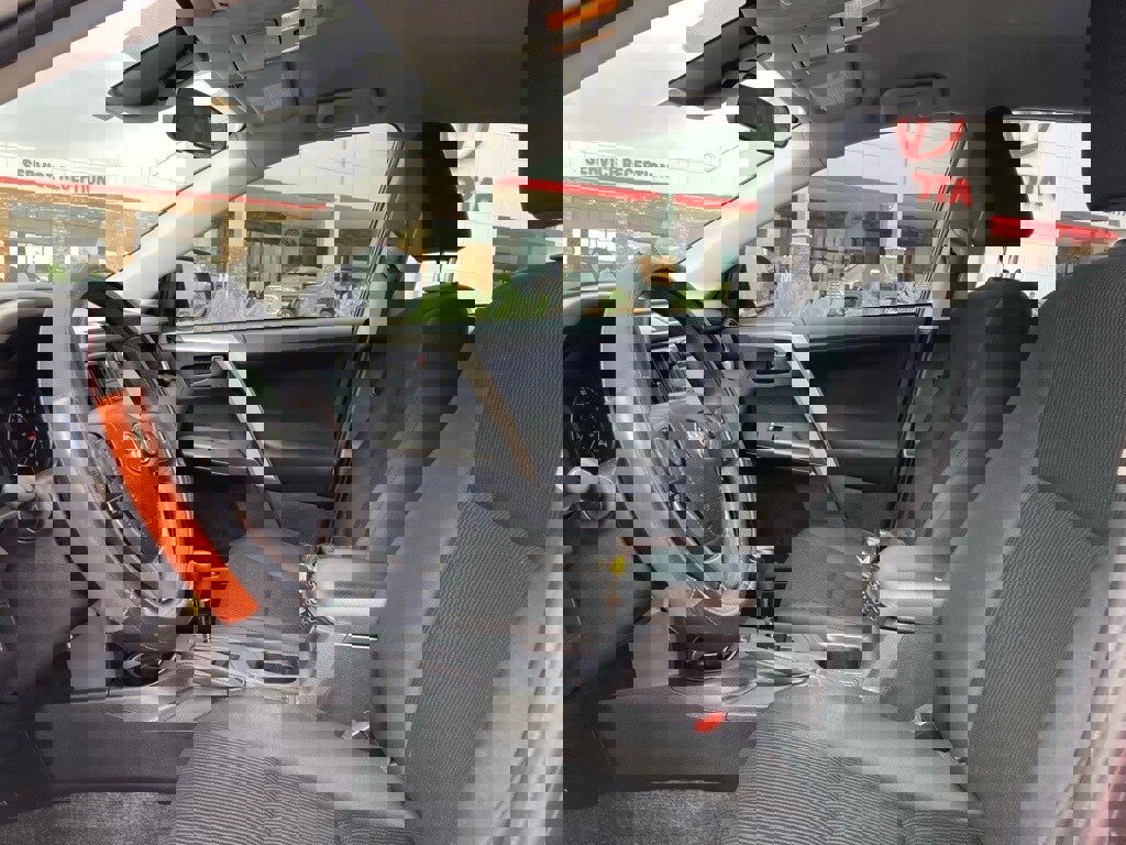 Used 2018 Toyota RAV4 LE image 10