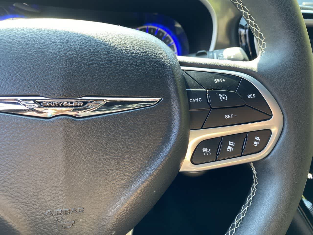 Used 2025 Chrysler Pacifica Select FWD image 21