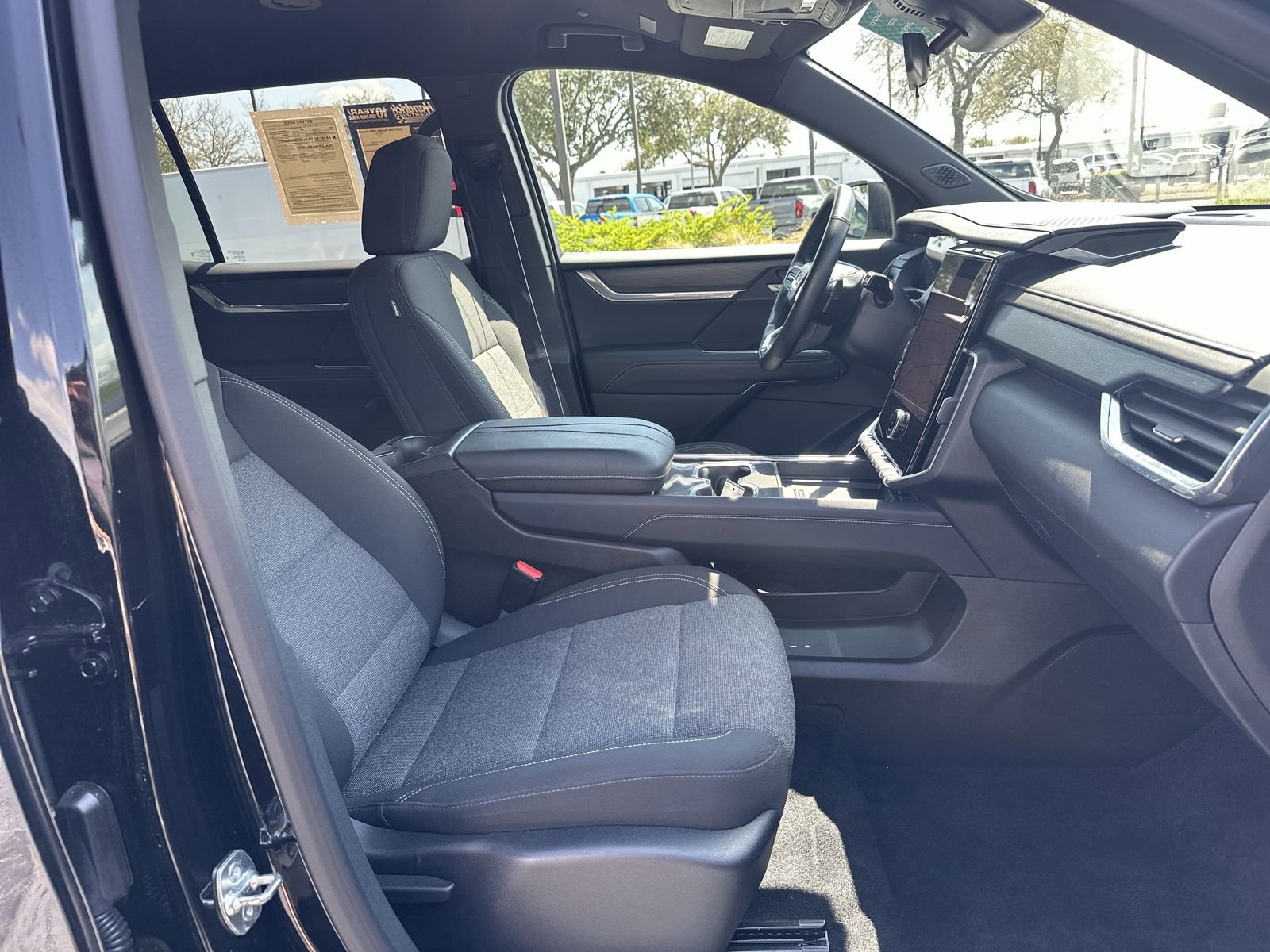 Used 2025 GMC Acadia Elevation image 22