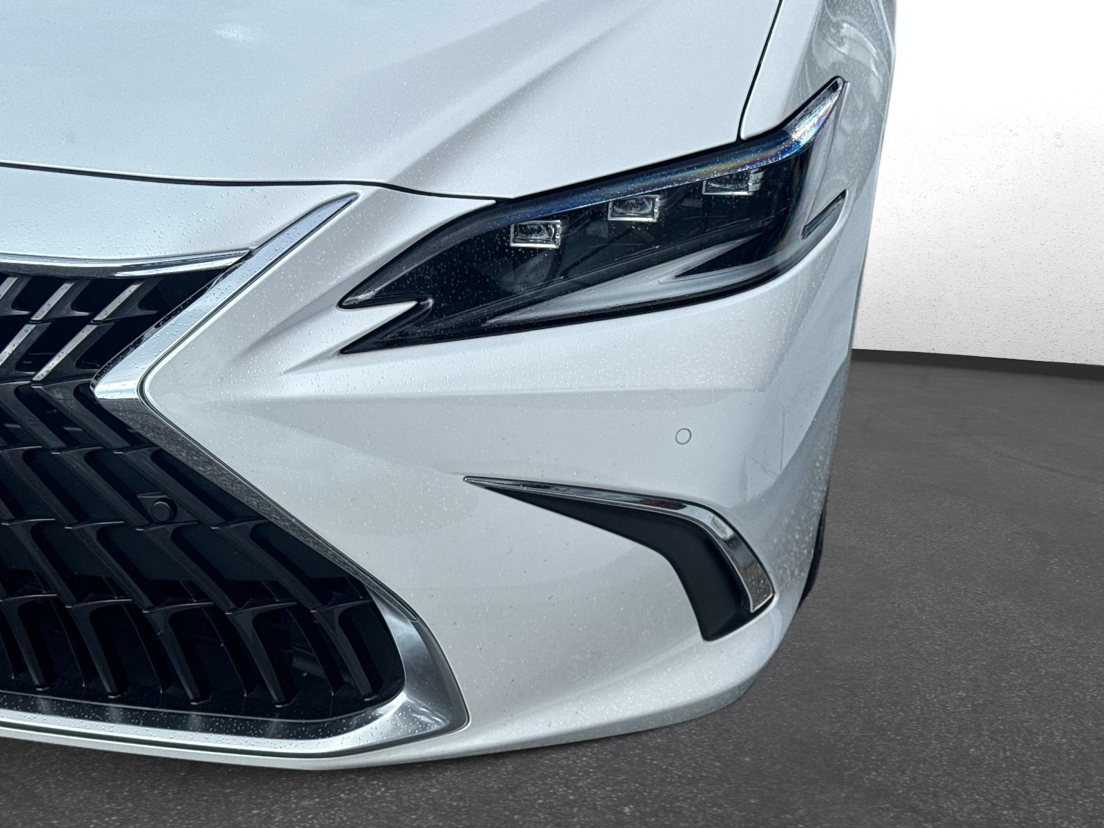 Certified 2023 Lexus ES 300h Ultra Luxury w/ Accessory Package (Z2) FWD image 9