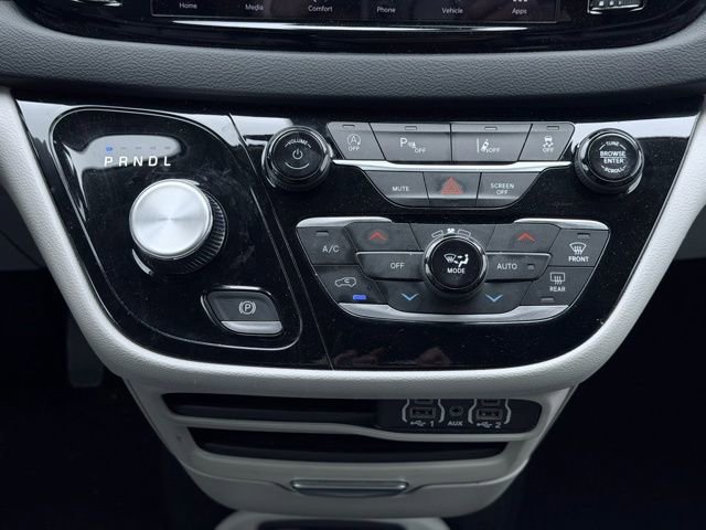 Used 2023 Chrysler Pacifica Touring-L FWD image 37