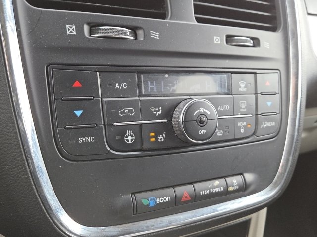 Used 2015 Chrysler Town & Country Touring w/ Driver Convenience Group image 19