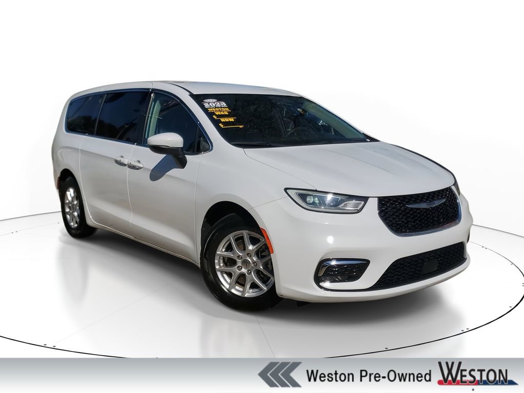 Used 2023 Chrysler Pacifica Touring-L FWD image 1