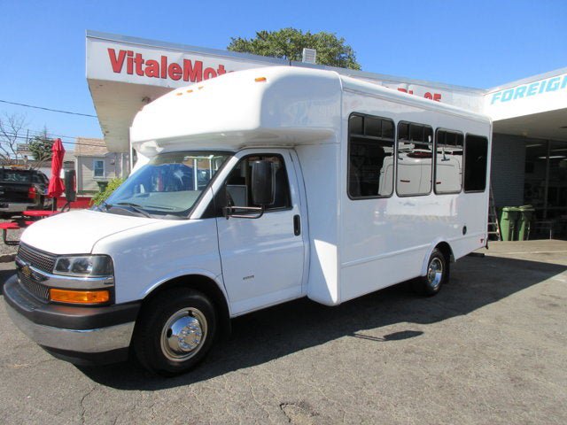 Used 2022 Chevrolet Express 3500 w/ Shuttle Bus Package RWD image 5