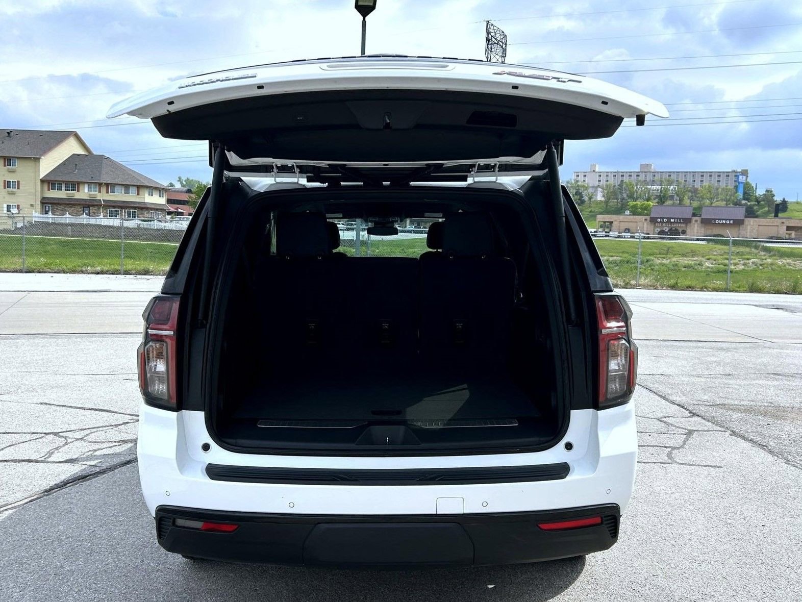 Certified 2024 Chevrolet Suburban RST w/ Luxury Package AWD/4WD image 23