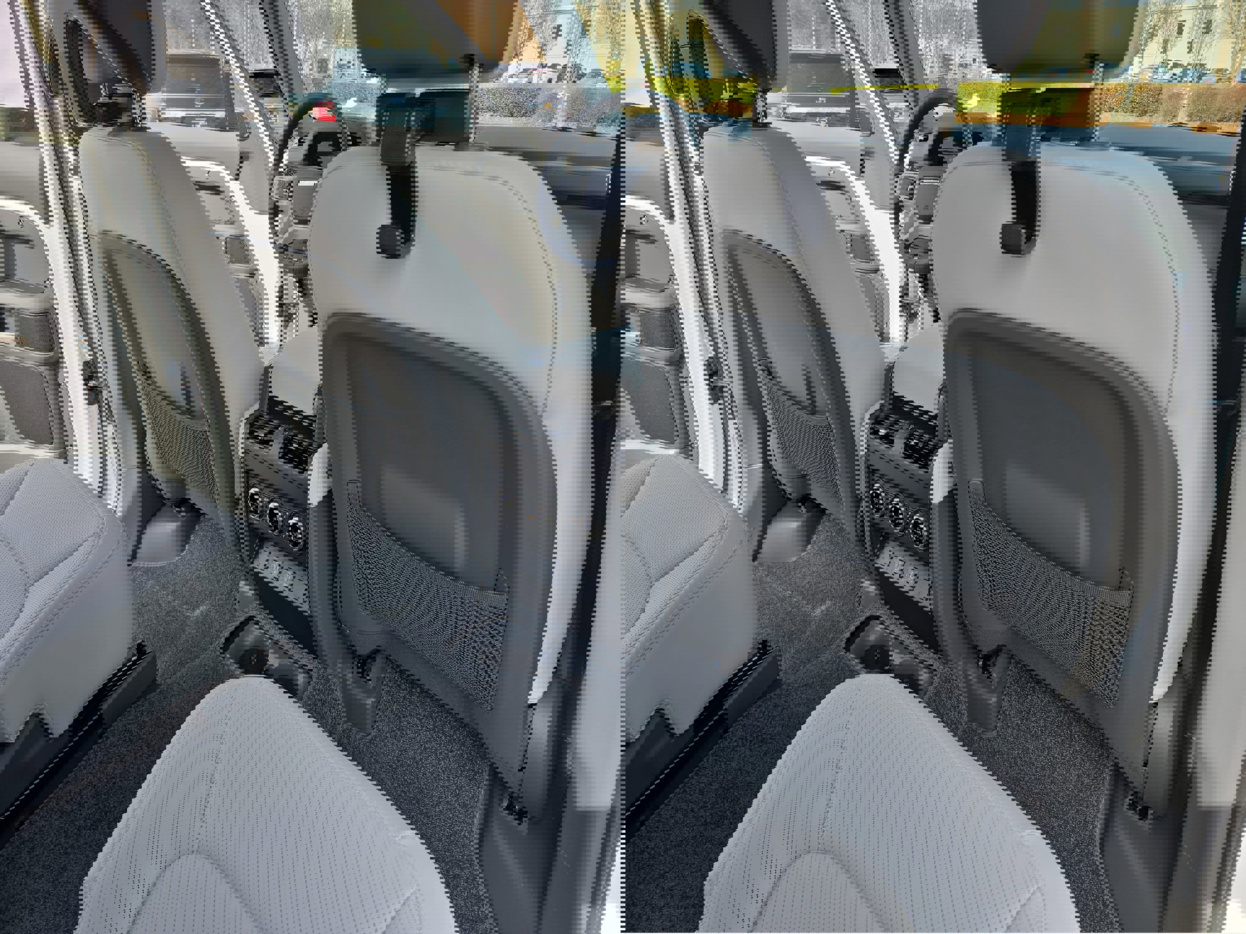 New 2026 Land Rover Defender 130 X-Dynamic SE image 11