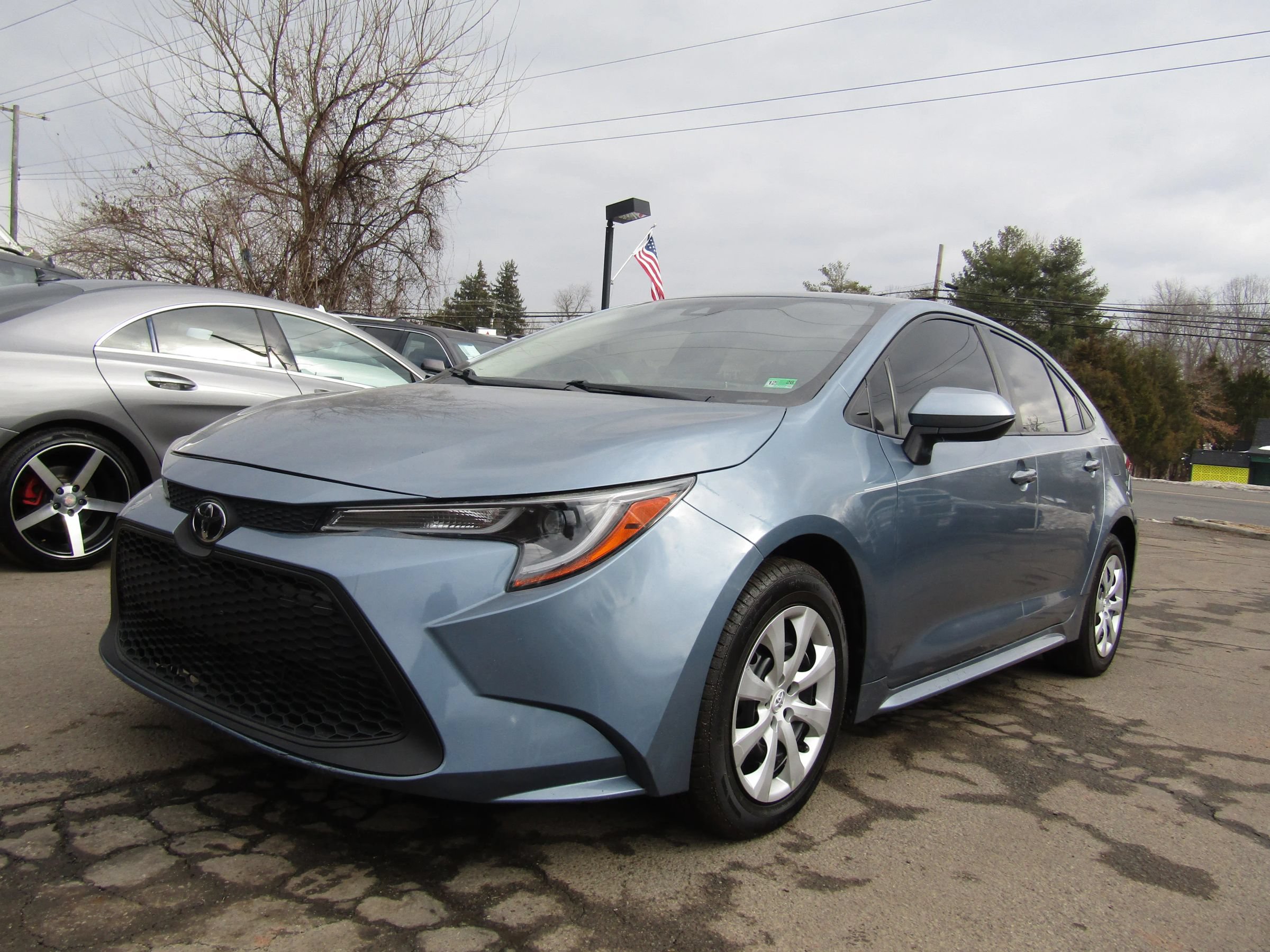 Used 2020 Toyota Corolla LE FWD image 3