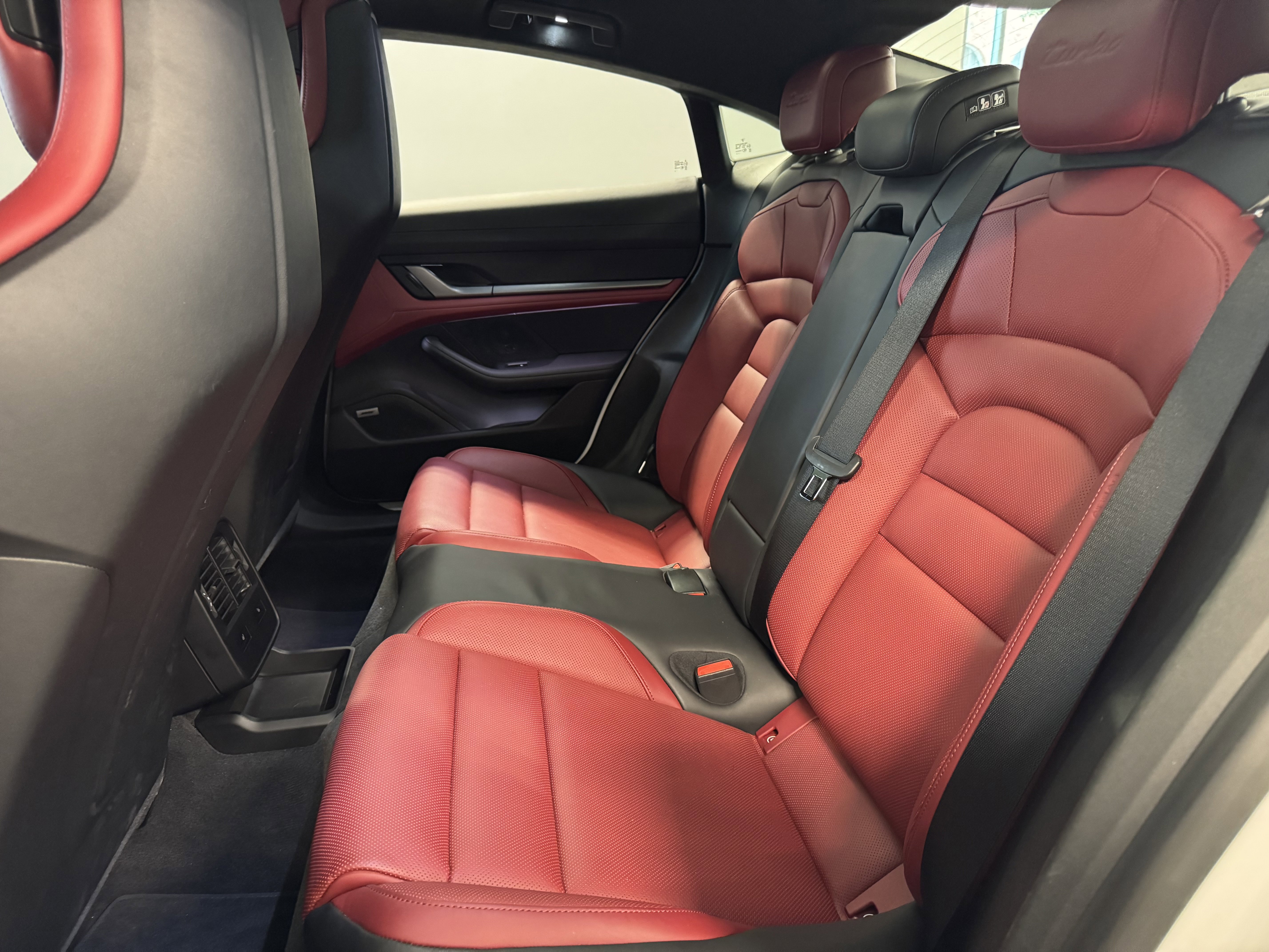 Used 2022 Porsche Taycan image 16