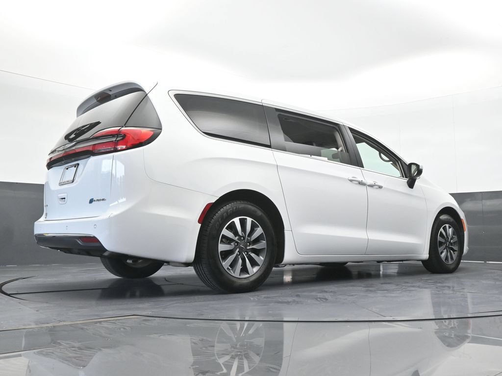 Used 2023 Chrysler Pacifica Touring-L FWD image 61