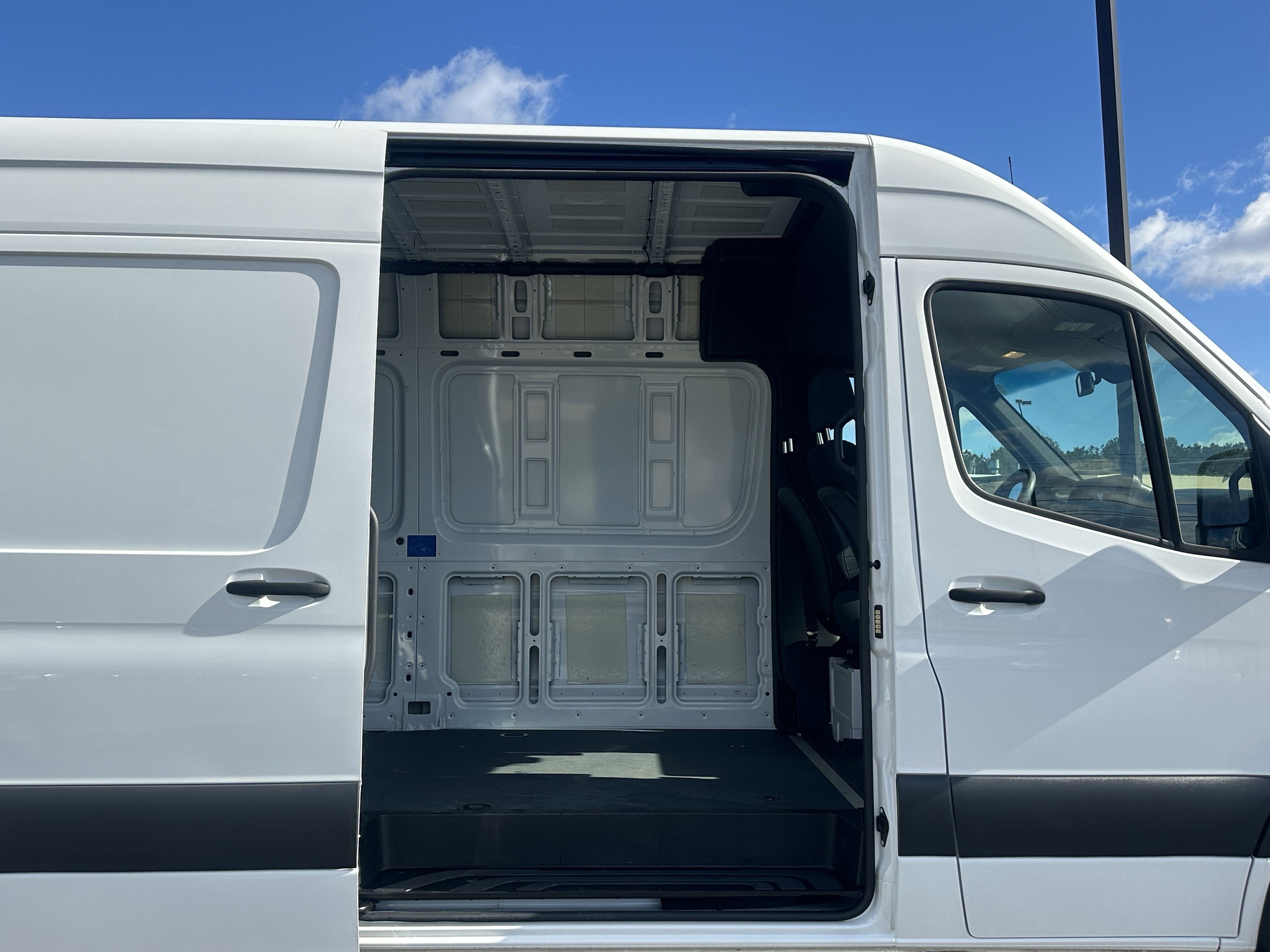 Used 2020 Mercedes-Benz Sprinter 2500 w/ Driver Convenience Package image 15