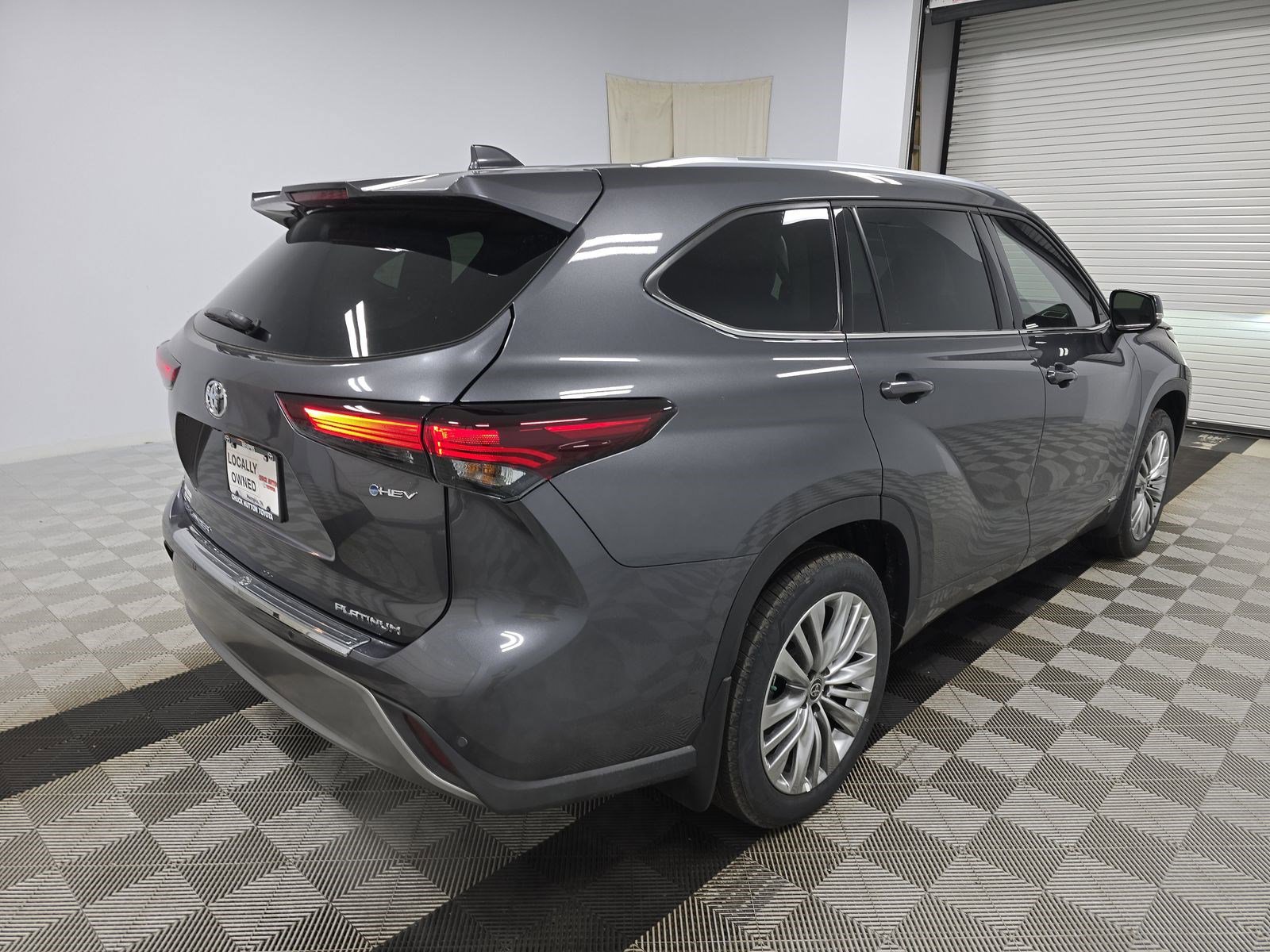 Used 2025 Toyota Highlander Platinum image 5