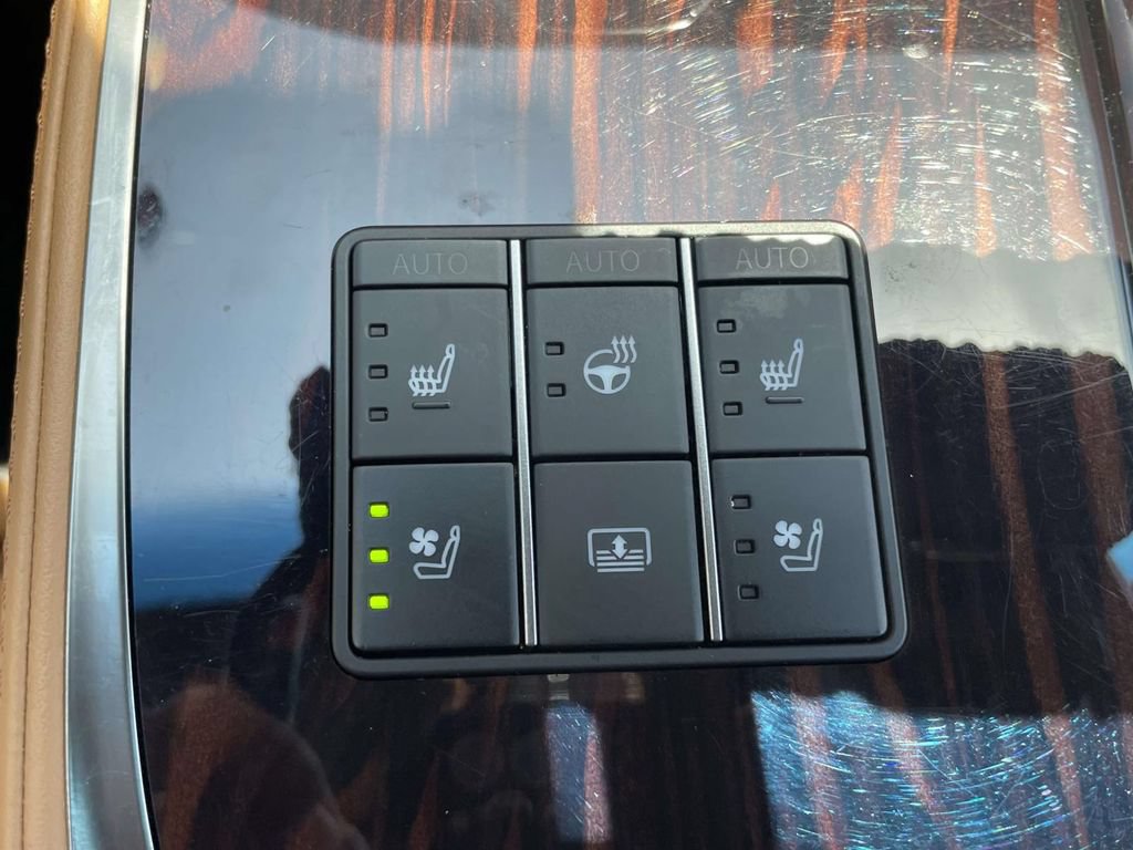 Used 2023 Lexus LS 500 w/ Interior Upgrade Package RWD image 18