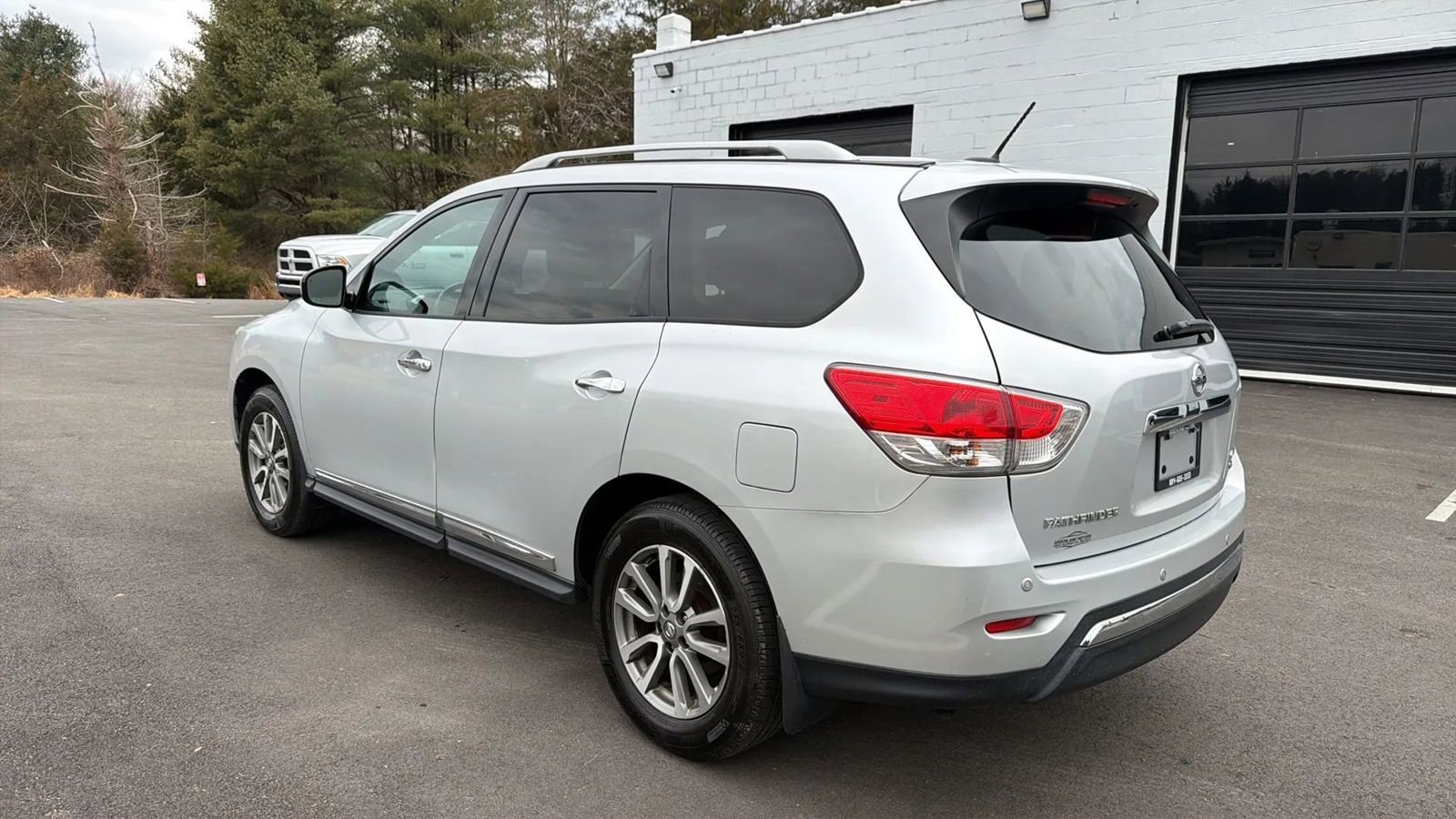 Used 2013 Nissan Pathfinder SL image 4