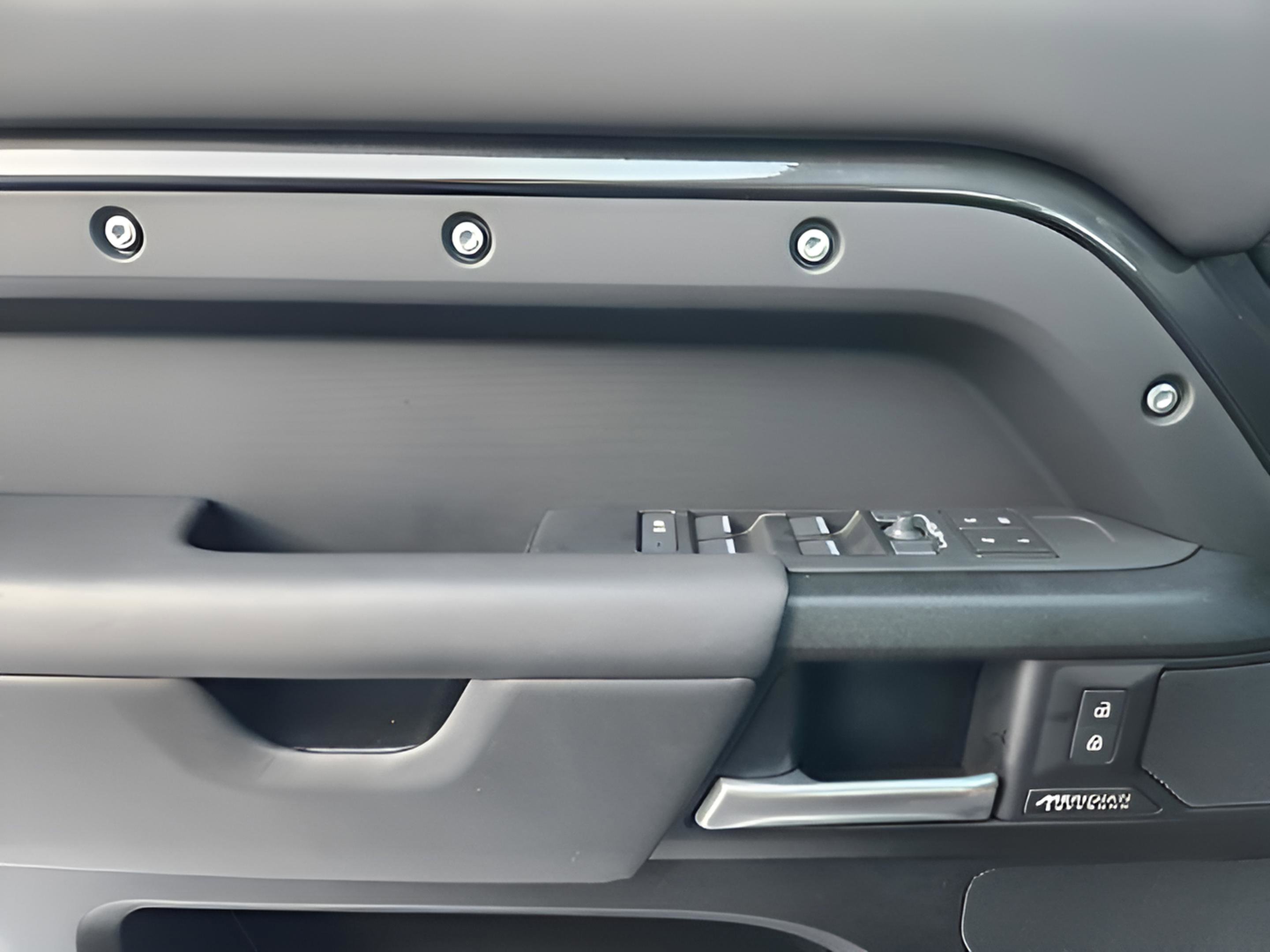 Certified 2025 Land Rover Defender 110 X image 24