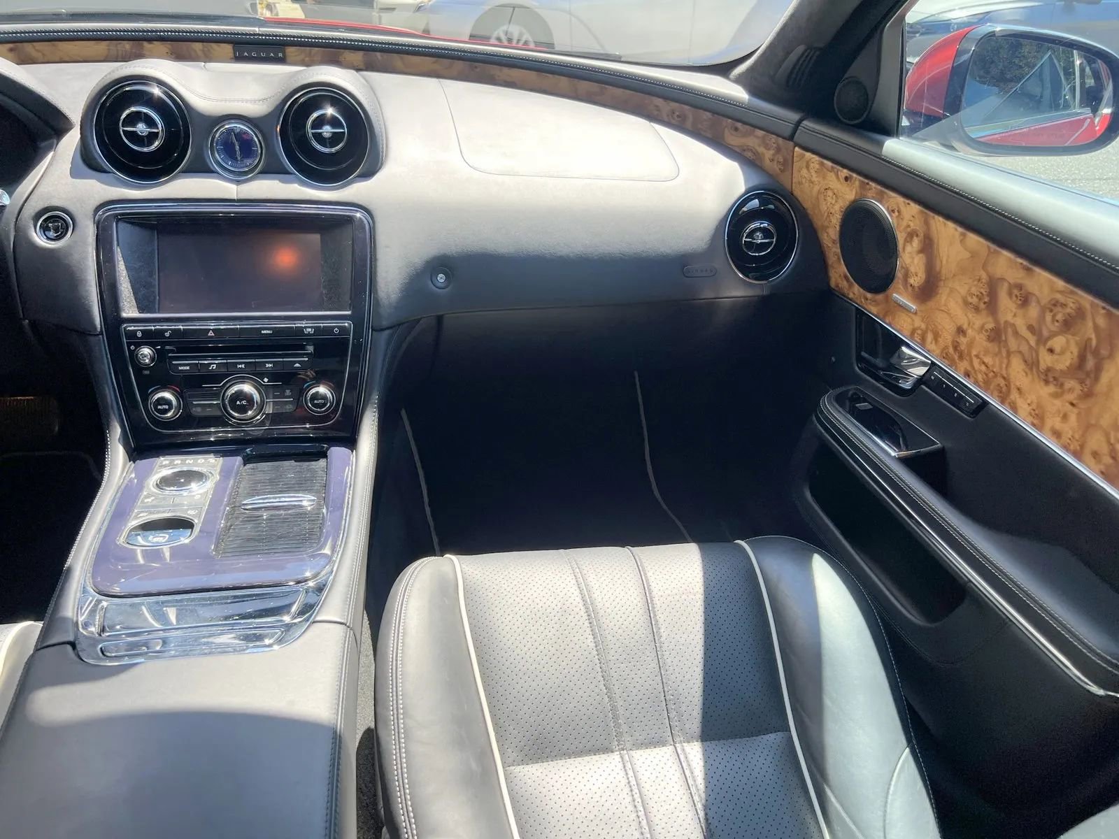 Used 2011 Jaguar XJ image 18