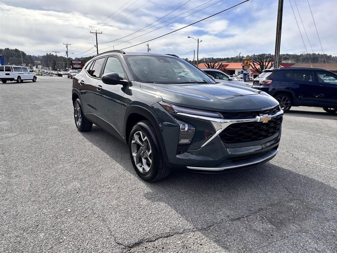 Used 2025 Chevrolet Trax LT w/ LT Convenience Package image 3