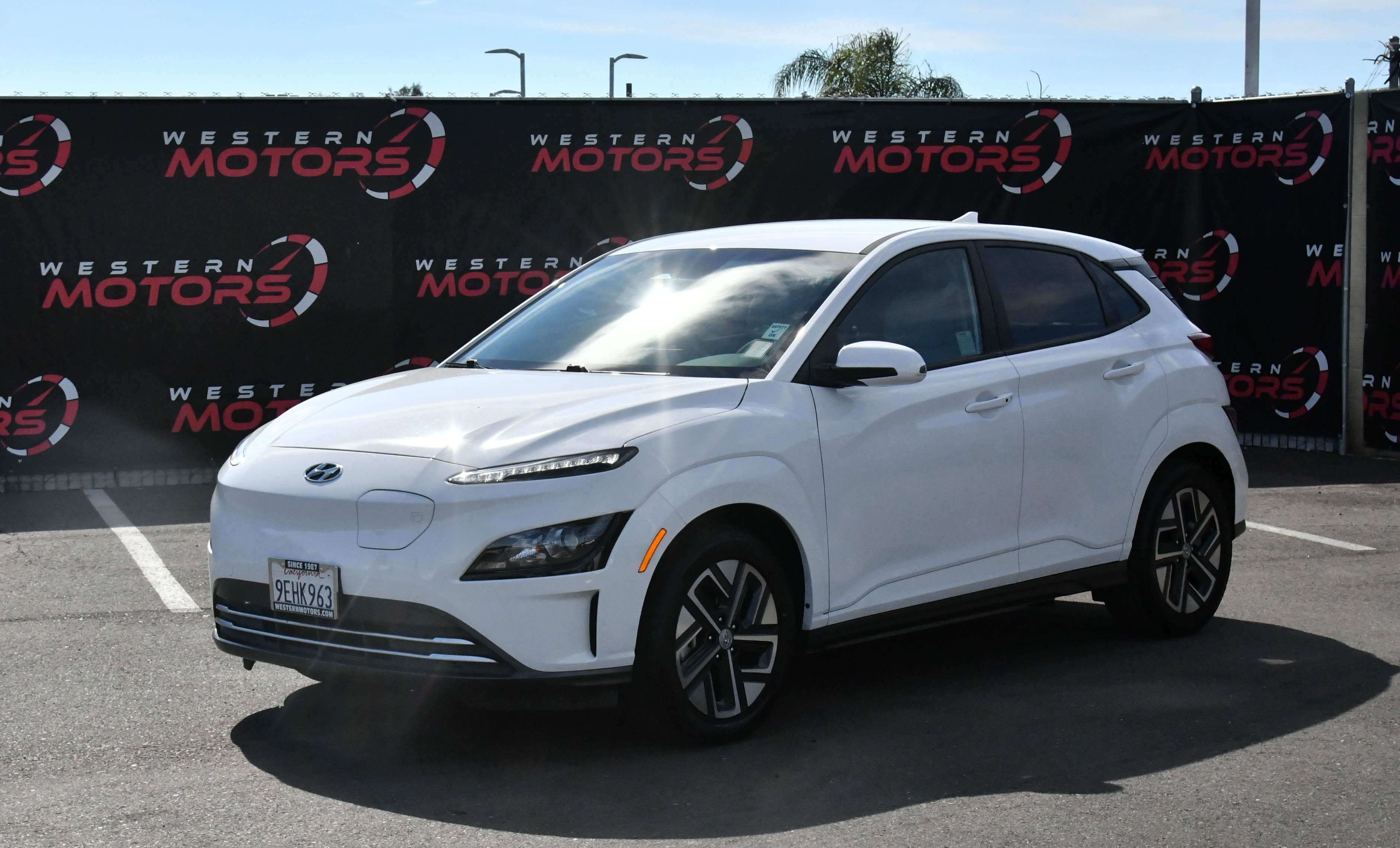 Used 2023 Hyundai Kona SE image 3