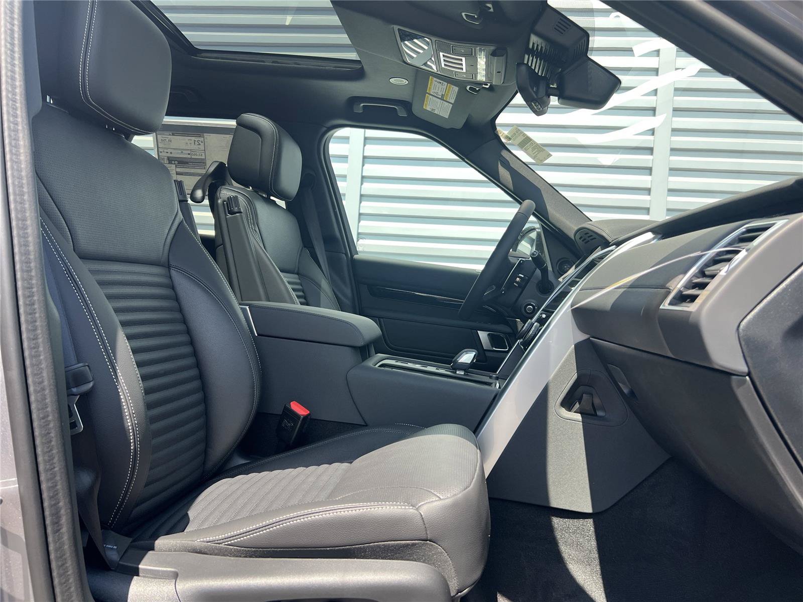 New 2025 Land Rover Discovery S AWD/4WD image 27