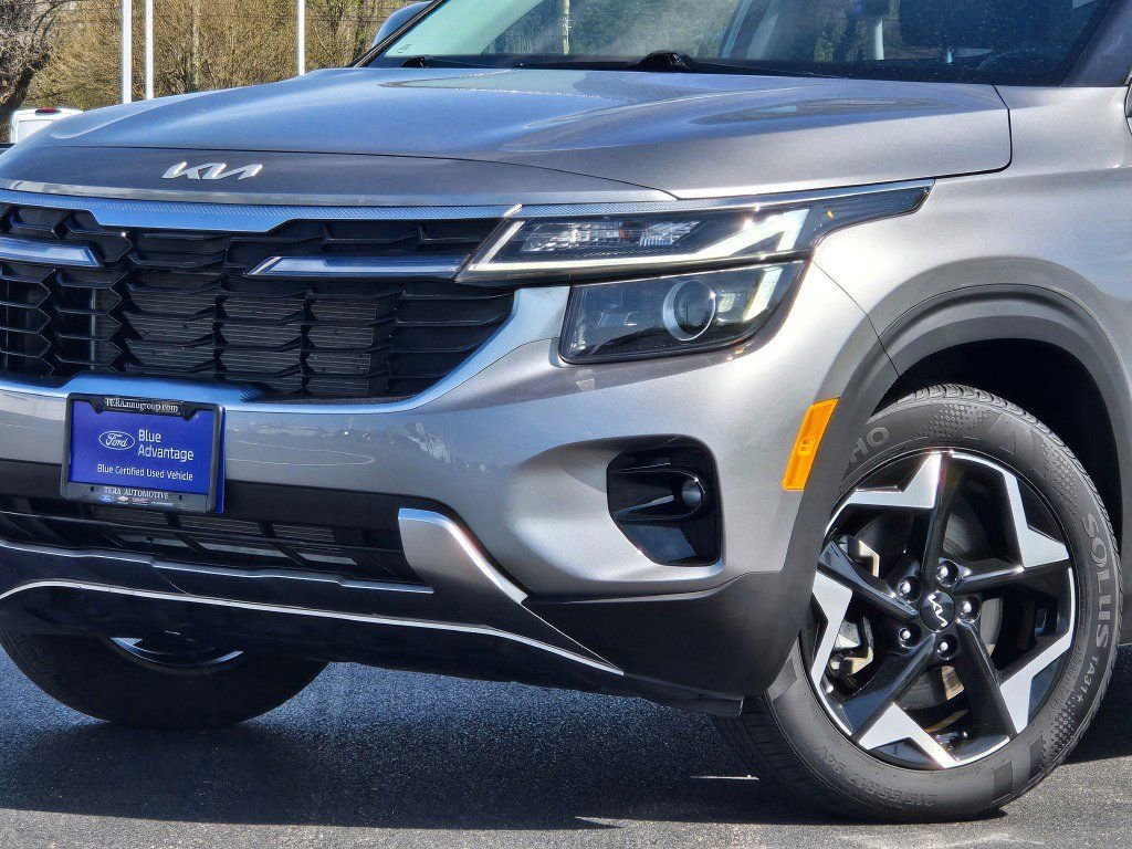 Used 2024 Kia Seltos EX image 2