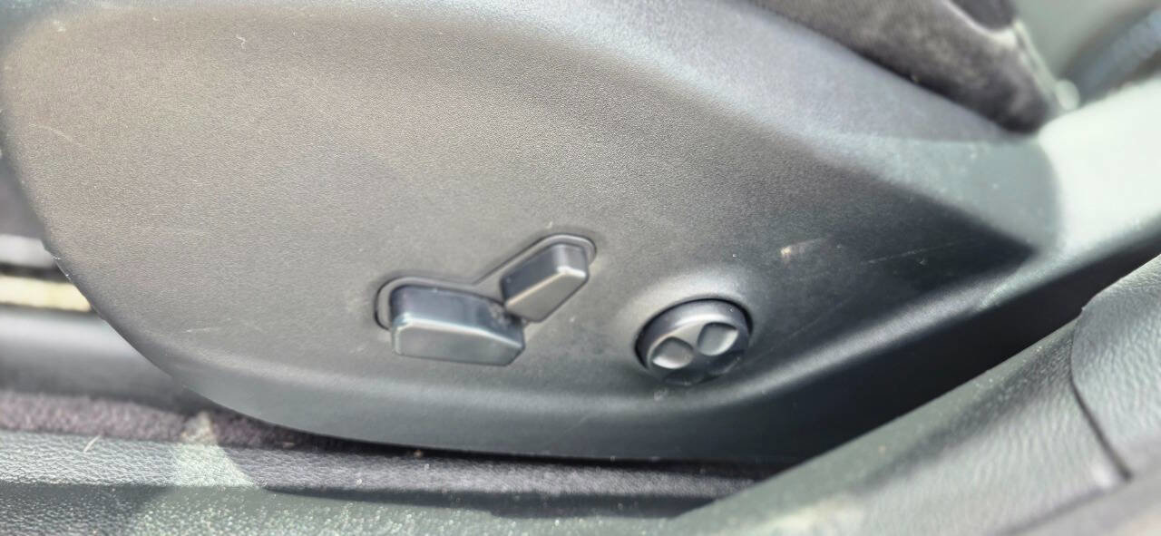 Used 2019 Jeep Cherokee Latitude Plus w/ Comfort/Convenience Group image 24