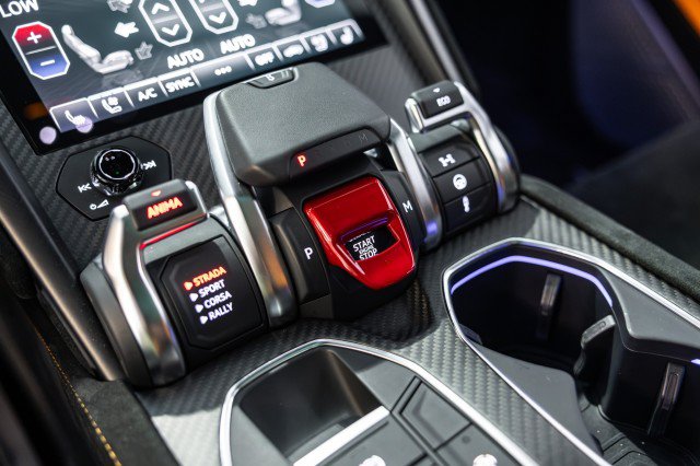 Used 2024 Lamborghini Urus Performante AWD/4WD image 46