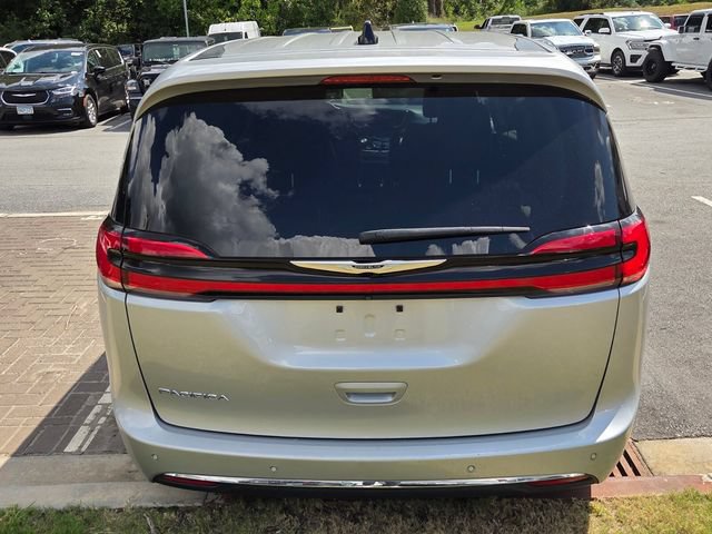 Used 2024 Chrysler Pacifica Touring-L FWD image 3