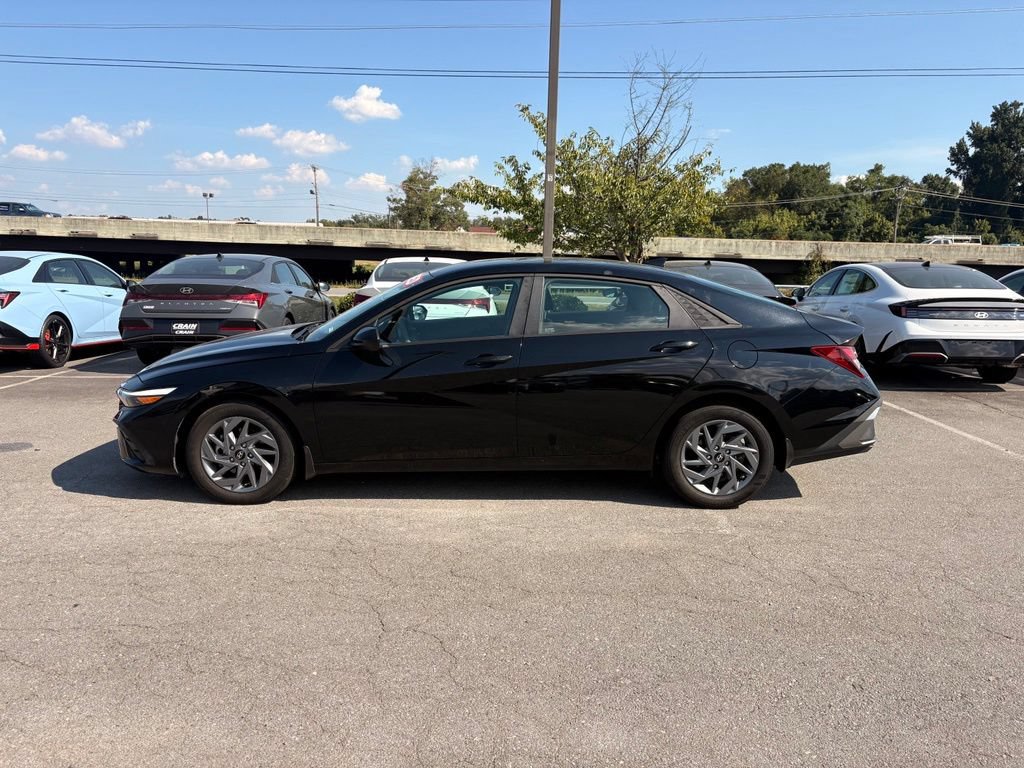 Used 2024 Hyundai Elantra SEL FWD image 4