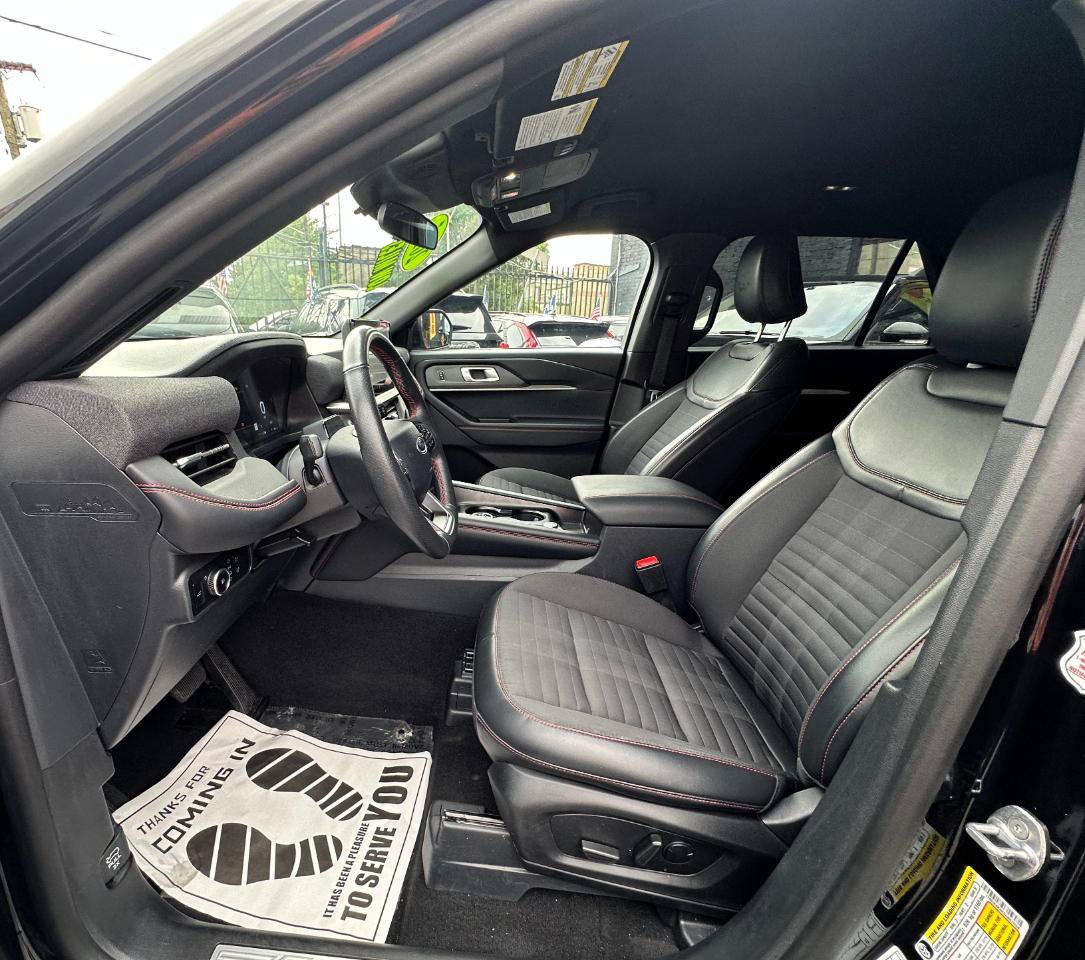 Used 2025 Ford Explorer ST-Line w/ ST-Line Street Pack AWD/4WD image 23