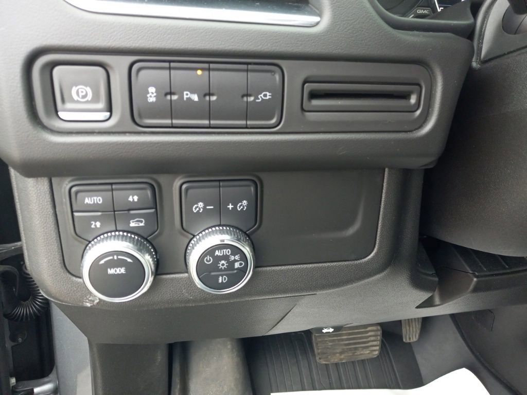 Used 2021 GMC Yukon SLE image 30