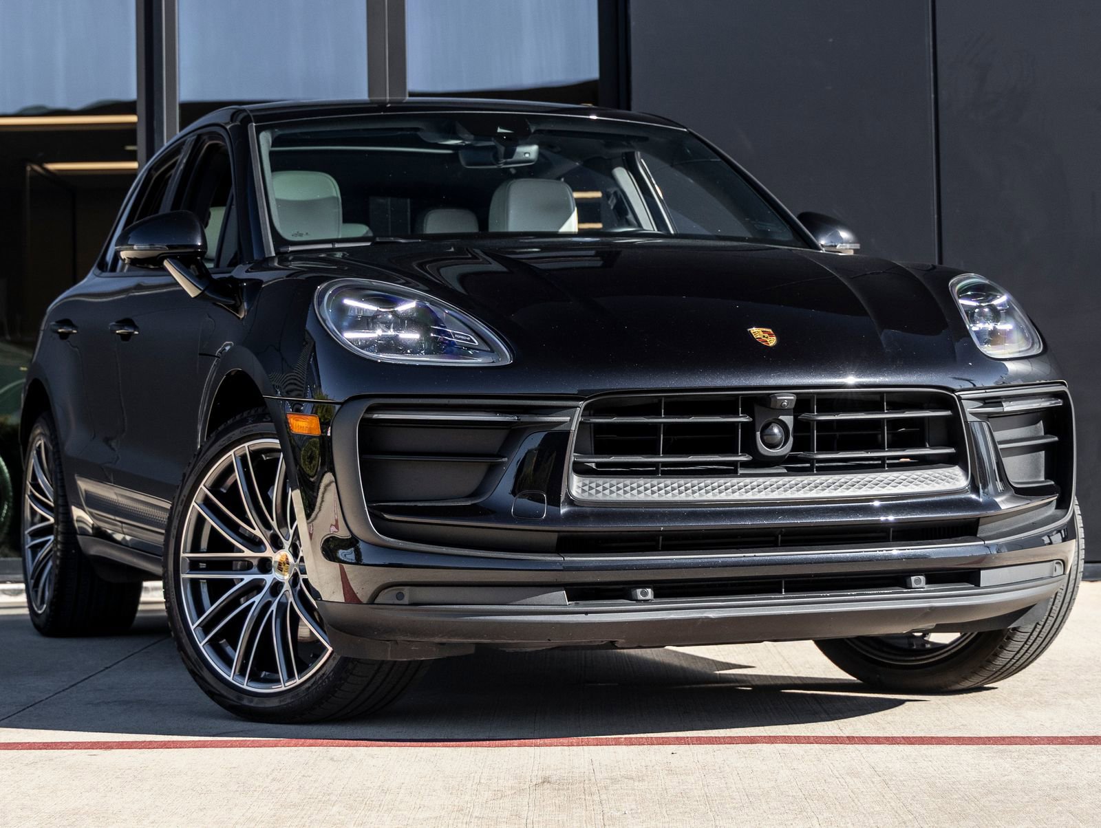Certified 2023 Porsche Macan image 6