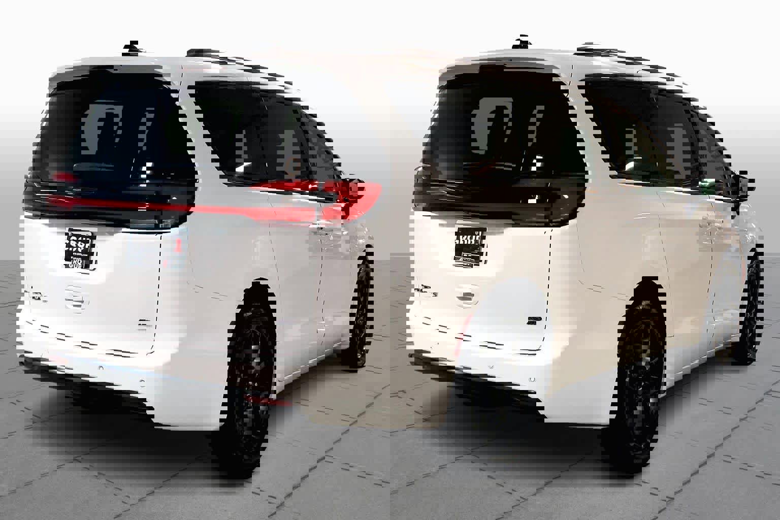 Used 2023 Chrysler Pacifica Touring-L w/ S Appearance Package image 12