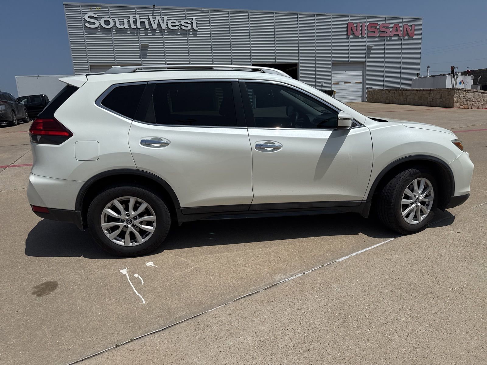Used 2017 Nissan Rogue SV FWD image 6