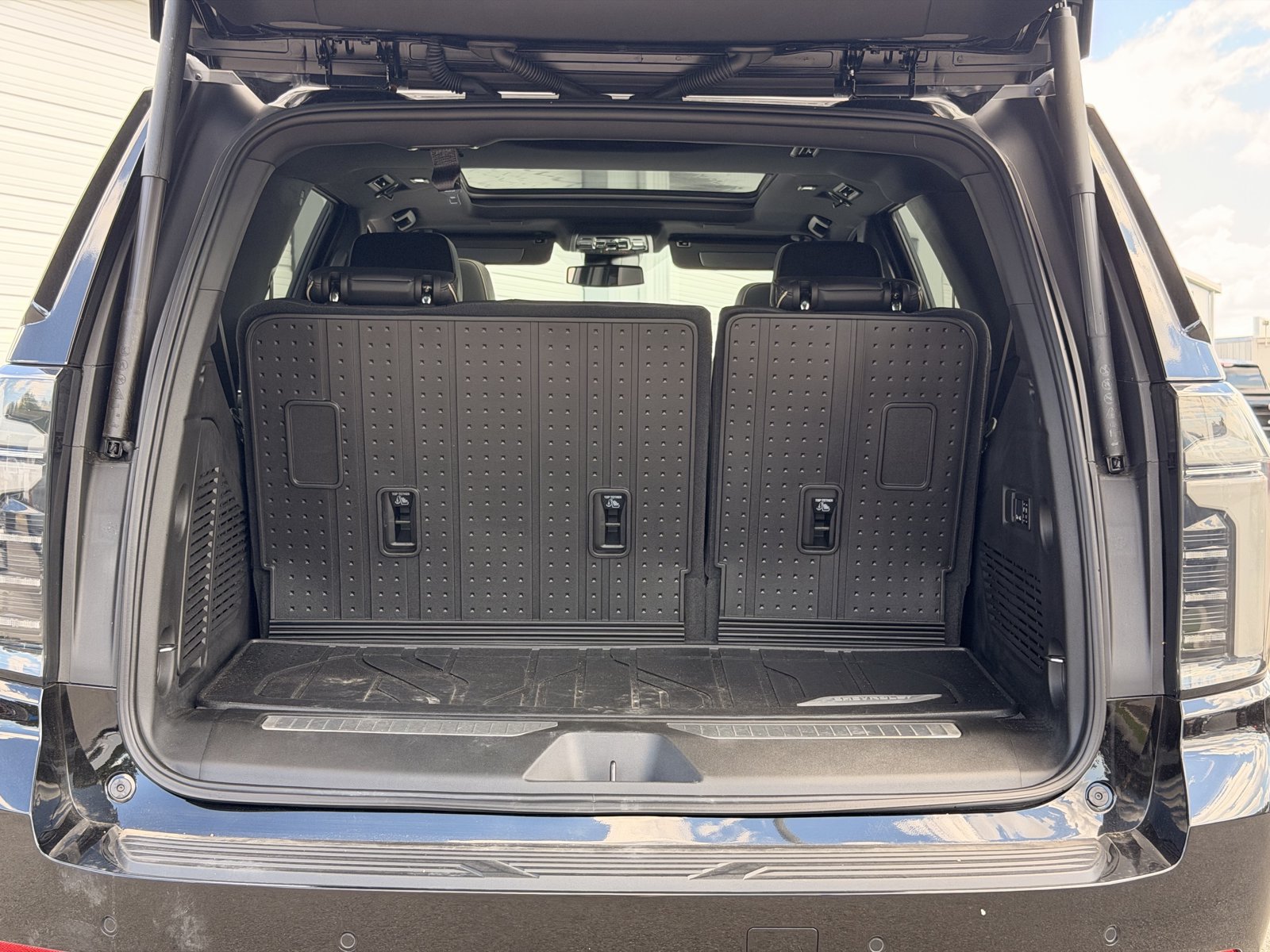 Used 2026 Chevrolet Tahoe Premier w/ Sun And Tow Package AWD/4WD image 32