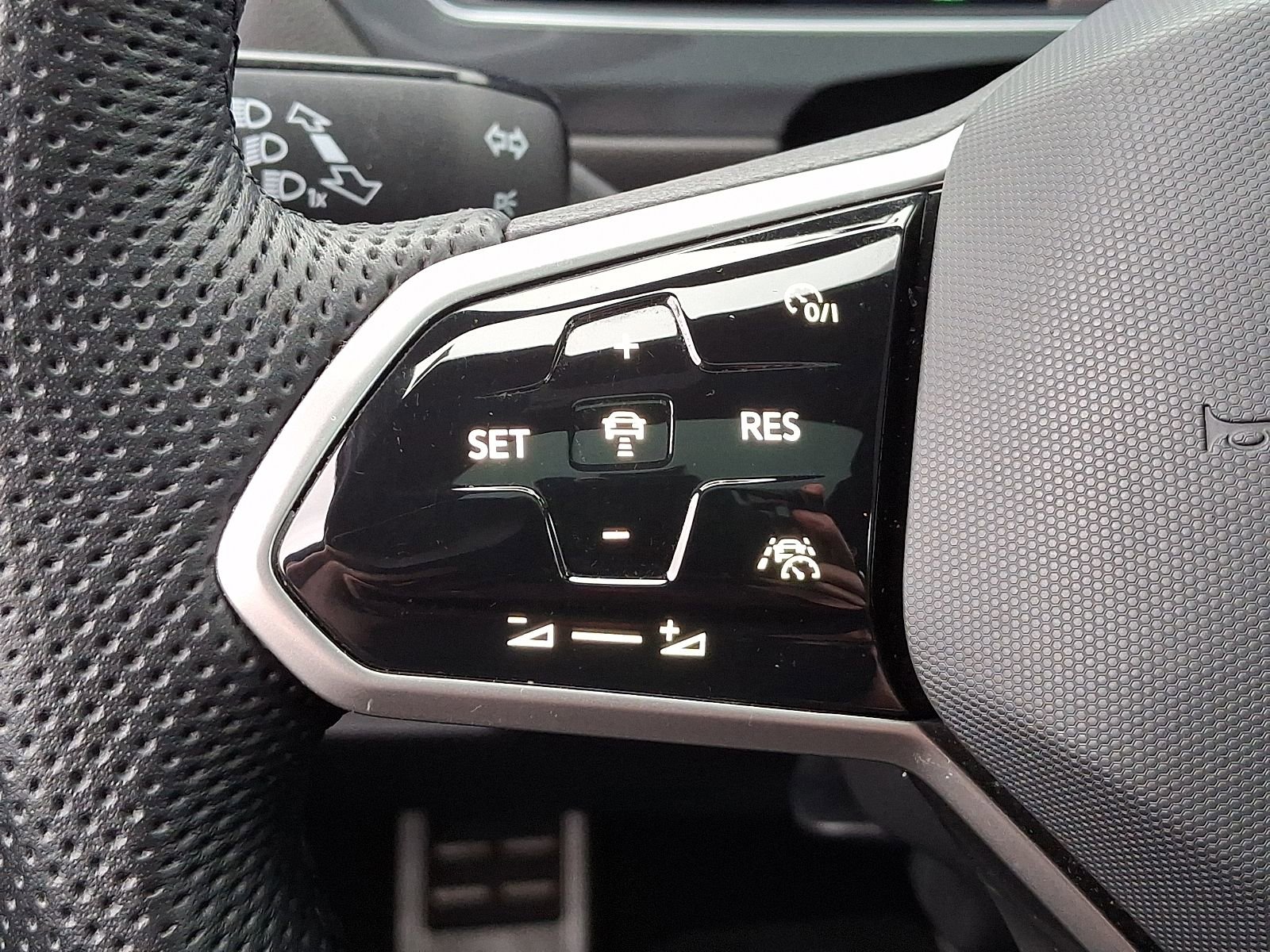Used 2022 Volkswagen Tiguan SE R-Line image 22