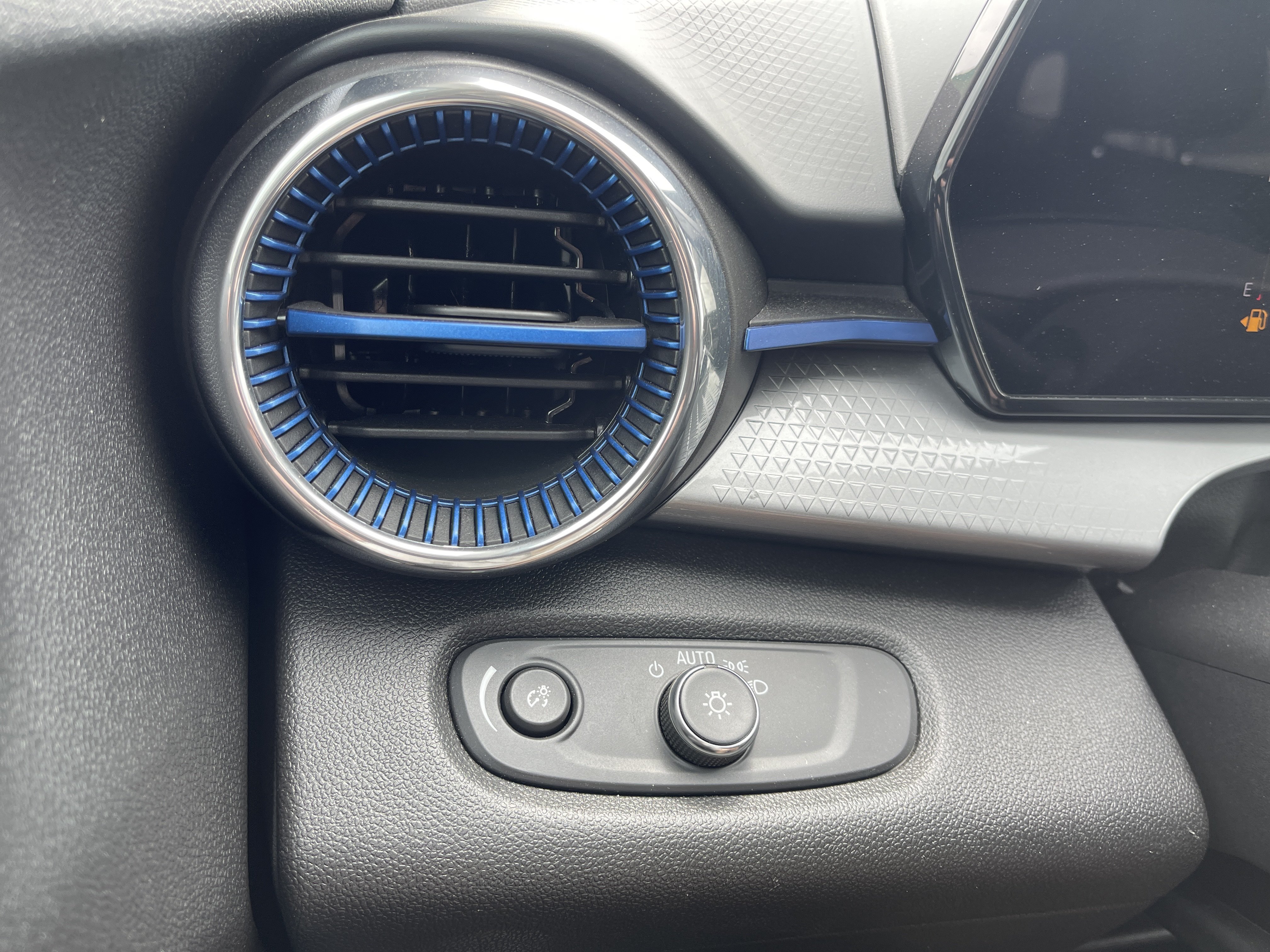 Used 2025 Chevrolet Trax LT FWD image 21