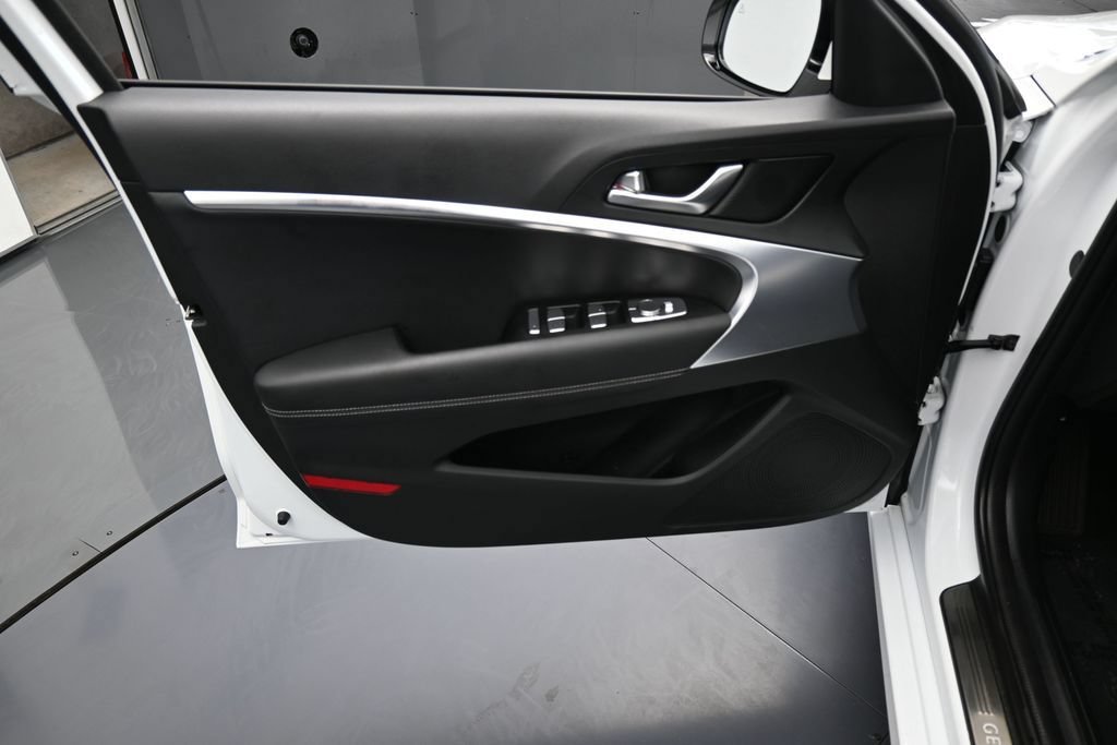 Used 2025 Genesis G70 2.5T RWD image 12
