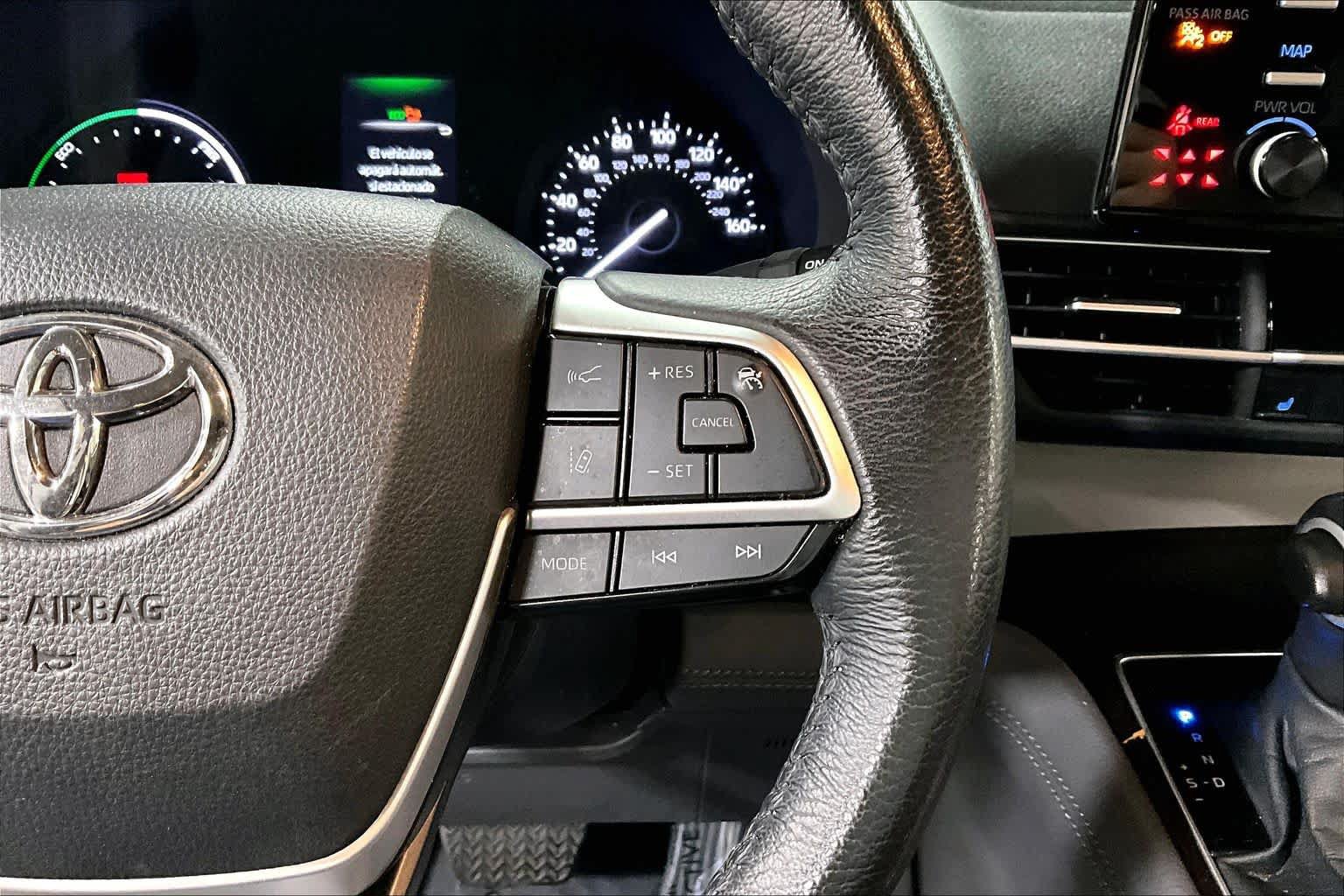 Used 2024 Toyota Sienna XLE FWD image 25
