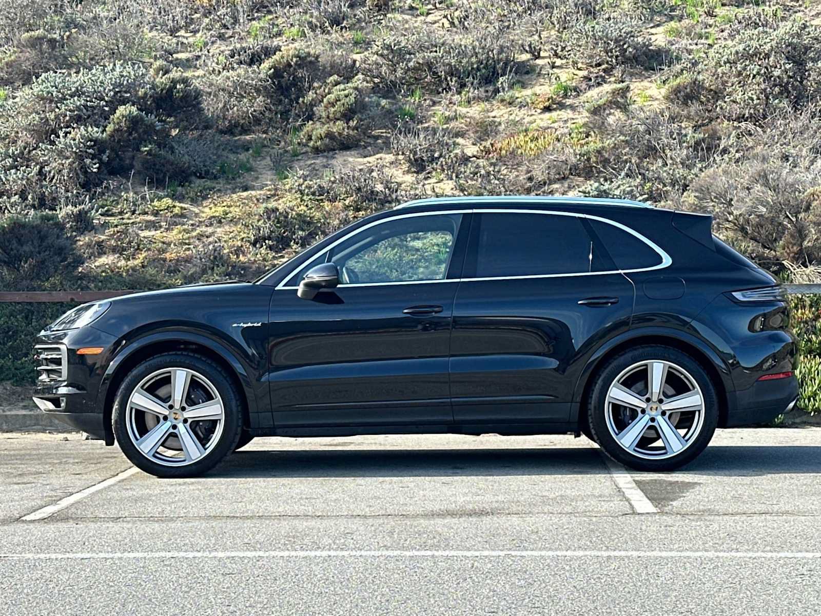 Used 2024 Porsche Cayenne AWD/4WD image 2