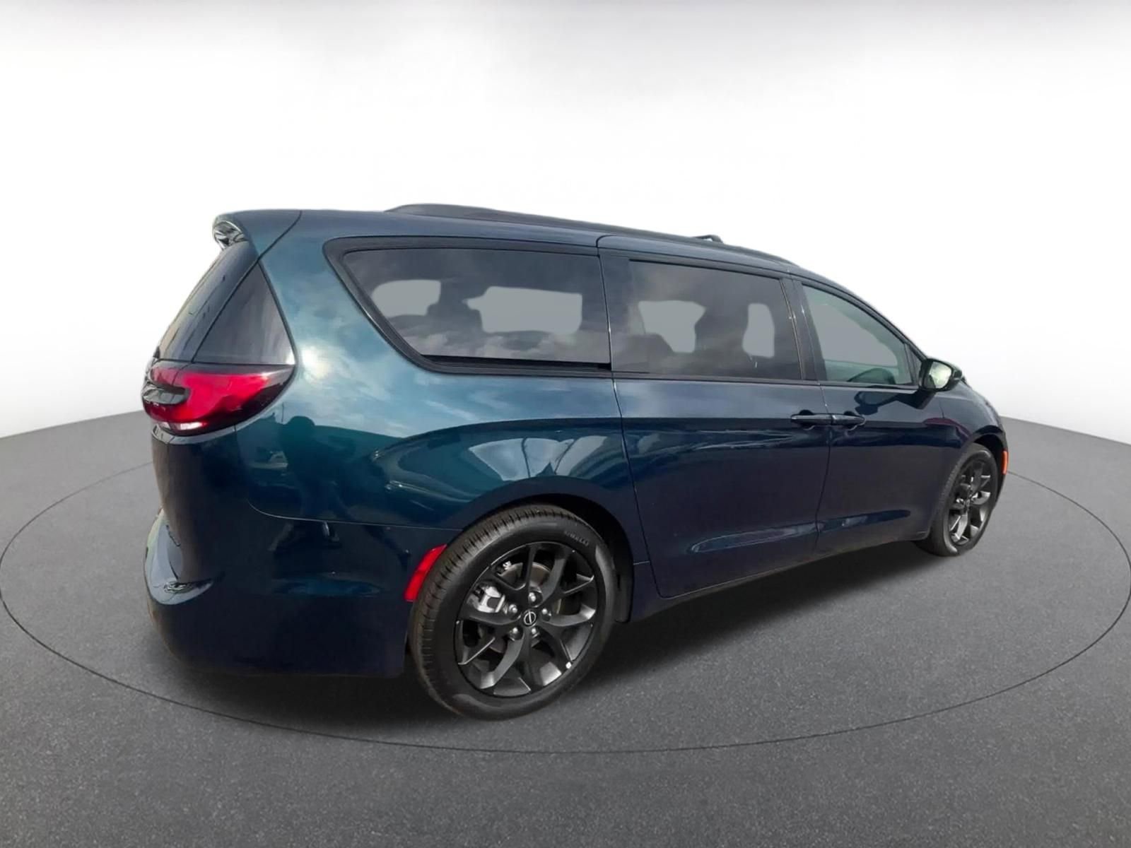 Used 2025 Chrysler Pacifica Limited image 15