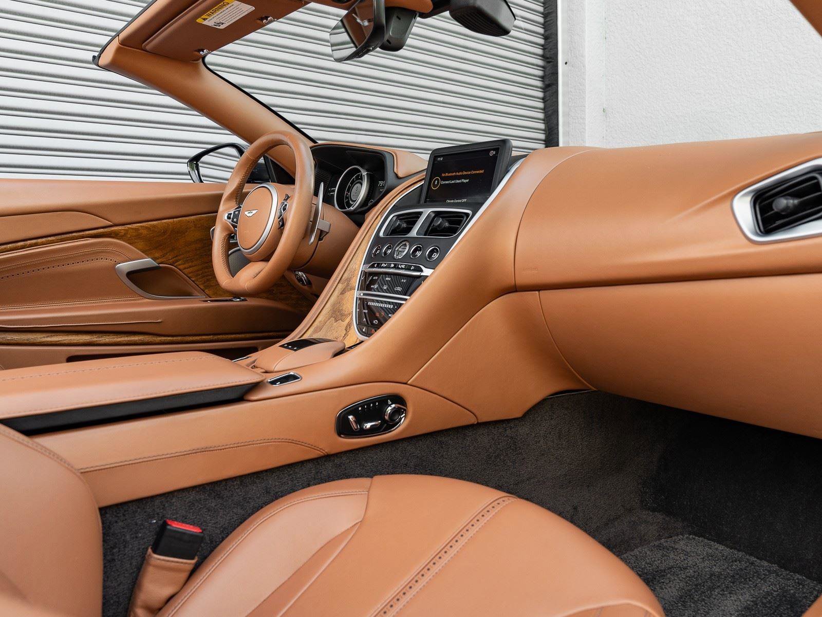 Used 2019 Aston Martin DB11 Volante image 2