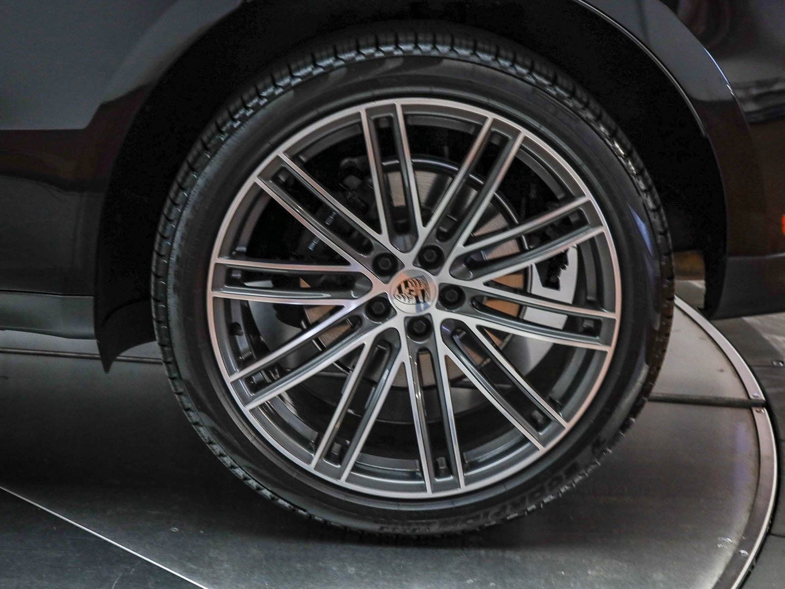 Certified 2025 Porsche Macan image 9