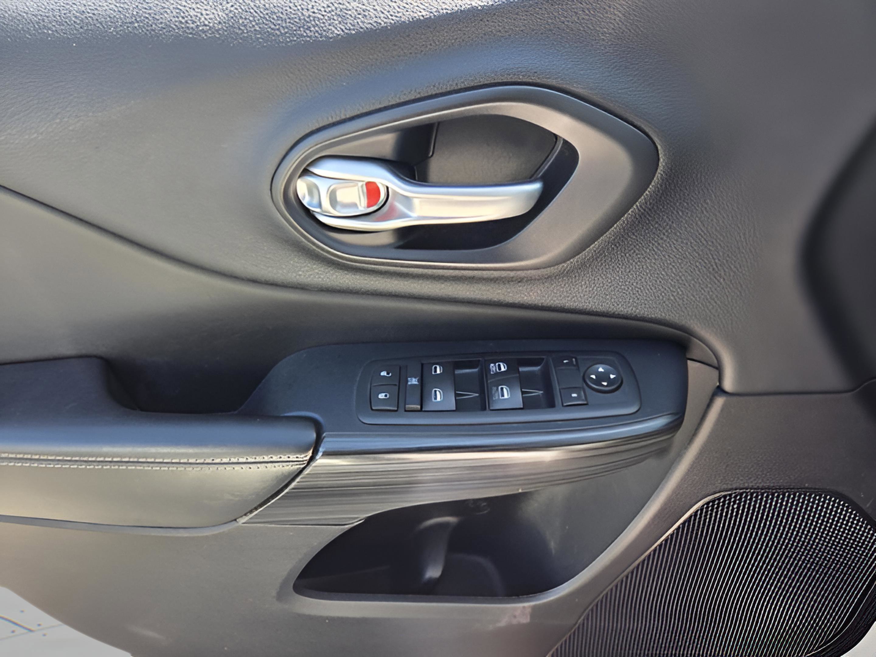 Used 2015 Jeep Cherokee Limited image 31