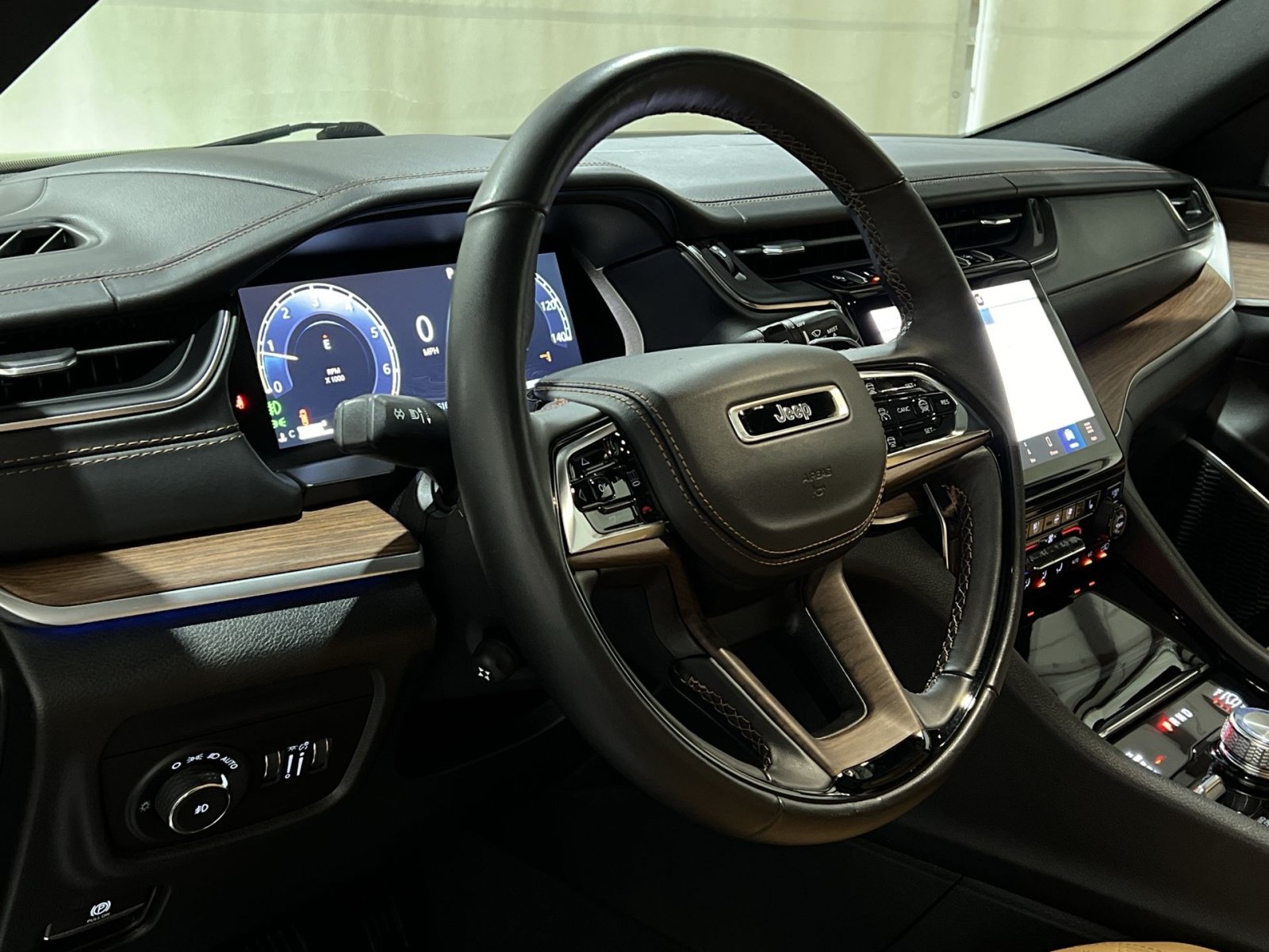 Used 2022 Jeep Grand Cherokee Summit AWD/4WD image 17
