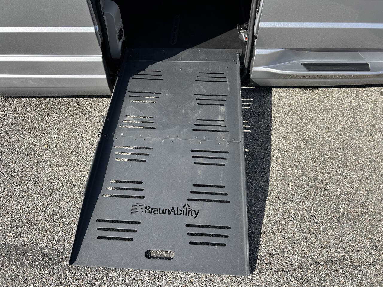 Used 2018 Dodge Grand Caravan SE w/ Power Convenience Group I image 5