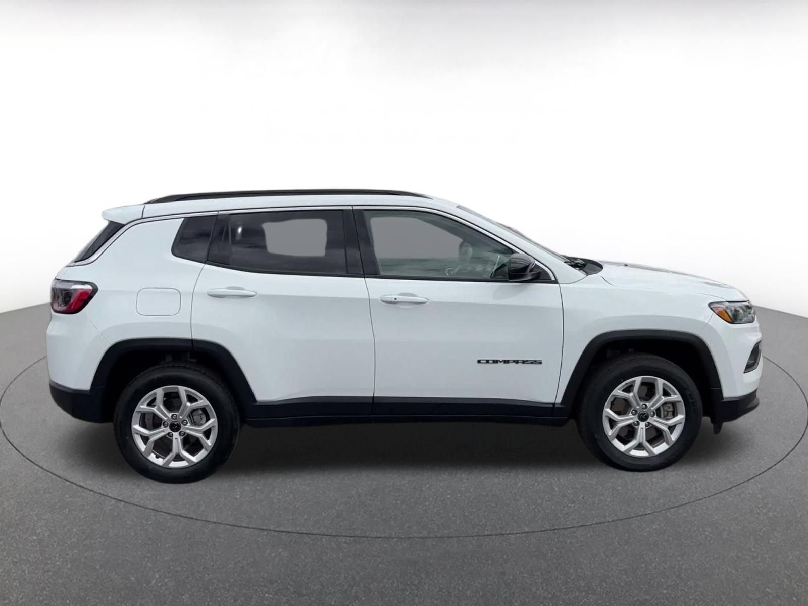 Used 2025 Jeep Compass Latitude AWD/4WD image 15