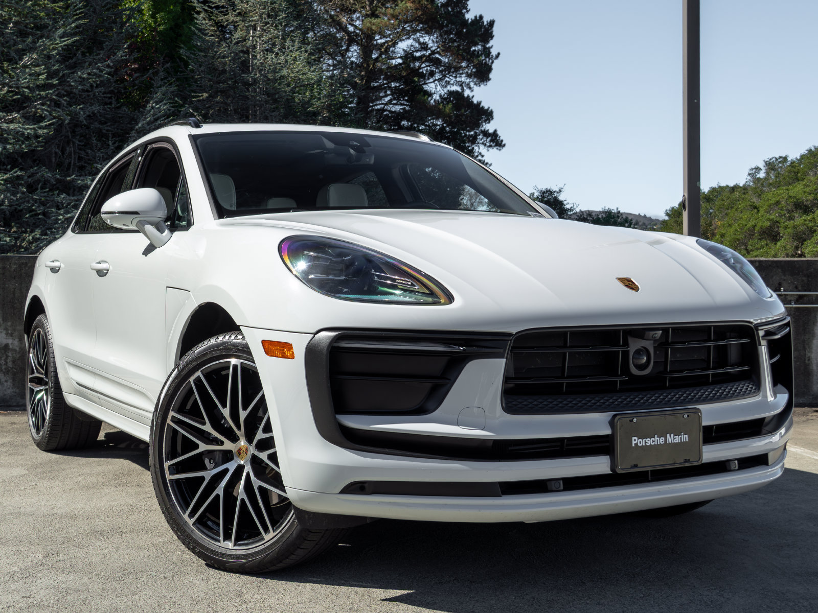 Certified 2025 Porsche Macan AWD/4WD image 9
