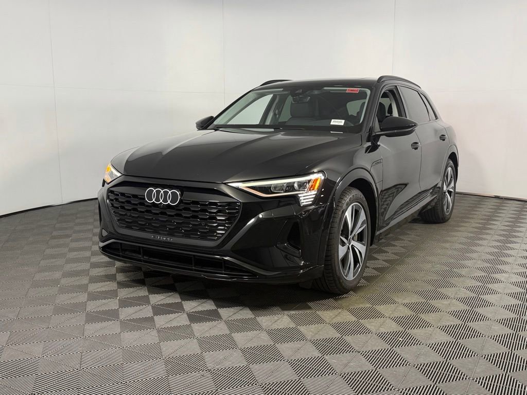 Used 2024 Audi Q8 e-tron Premium image 3