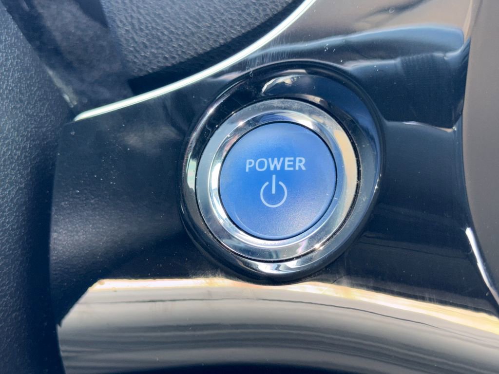 Used 2022 Toyota Prius FWD image 30